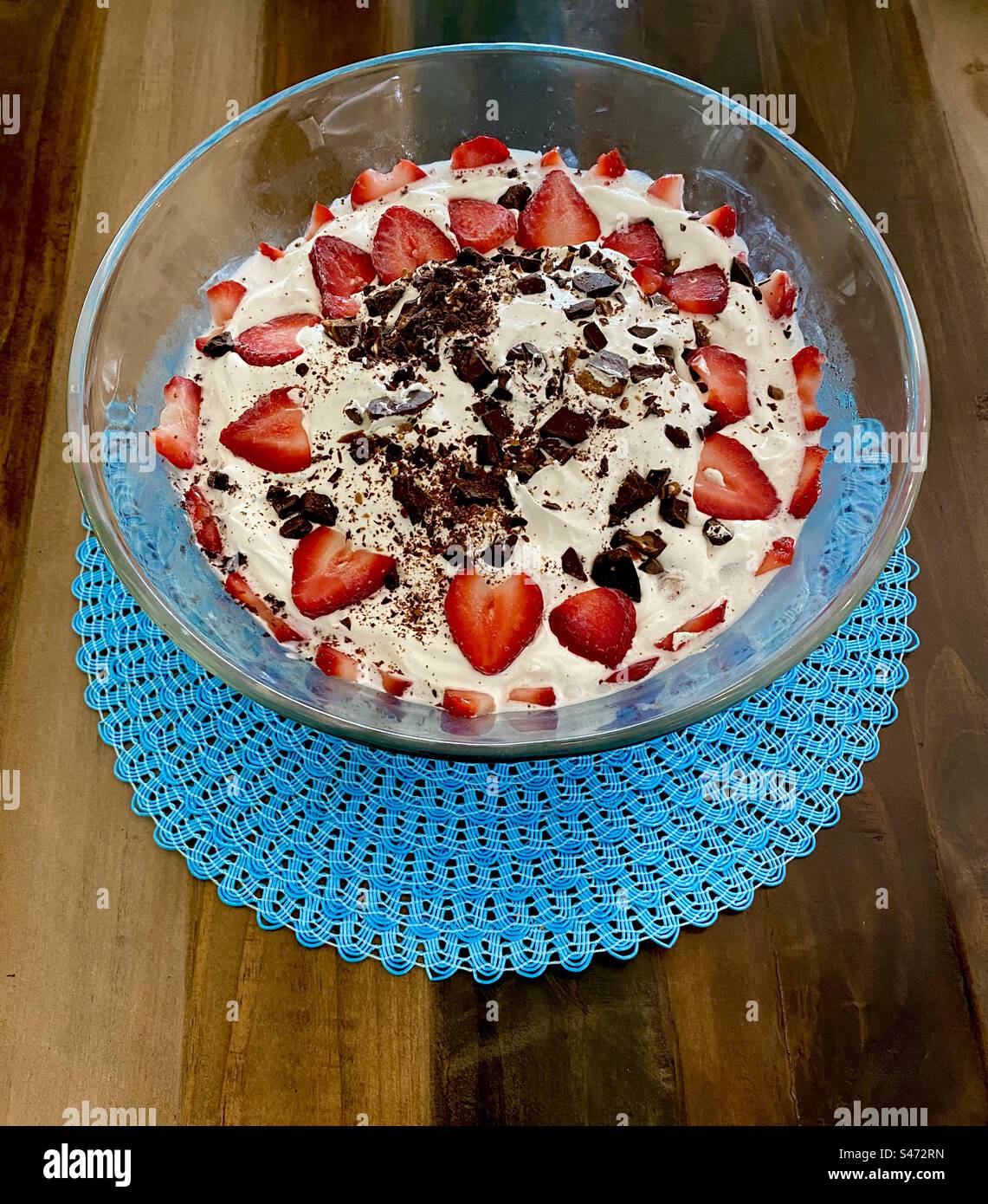 Dessert trifle à base de crème glacée, fraises, crème fouettée et copeaux de chocolat. Banque D'Images