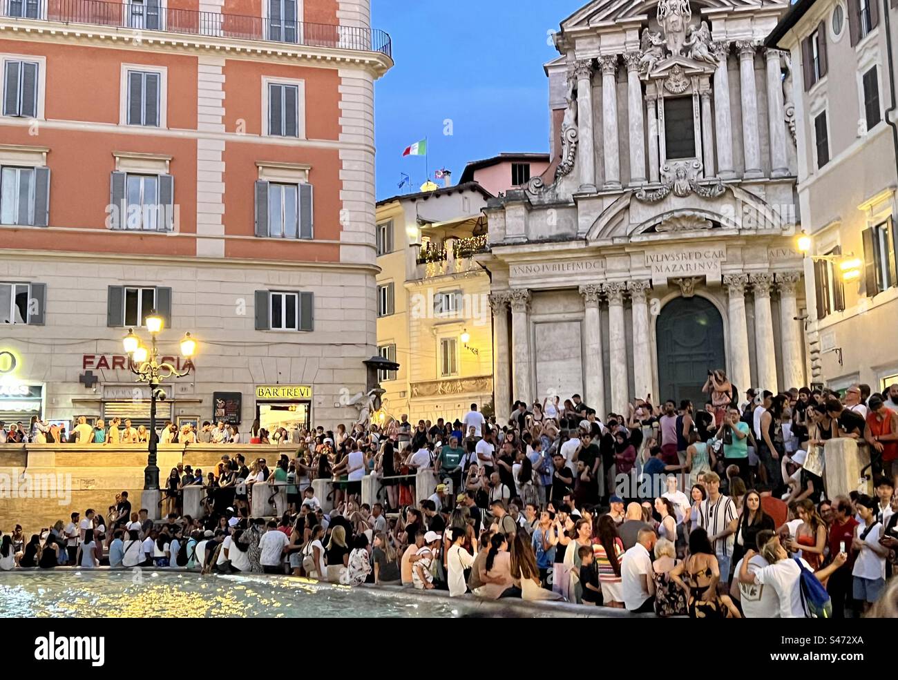 Foules nocturnes à la fontaine de Trevi, Rome - Image de stock capturée avec un smartphone