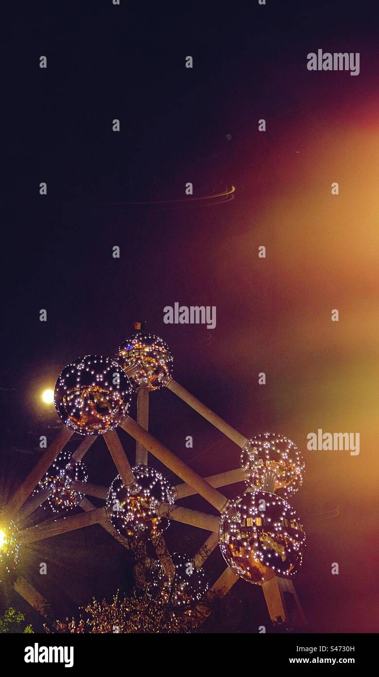 Illuminé Atomium, Bruxelles, Belgique par nuit - Image de stock capturée avec un smartphone