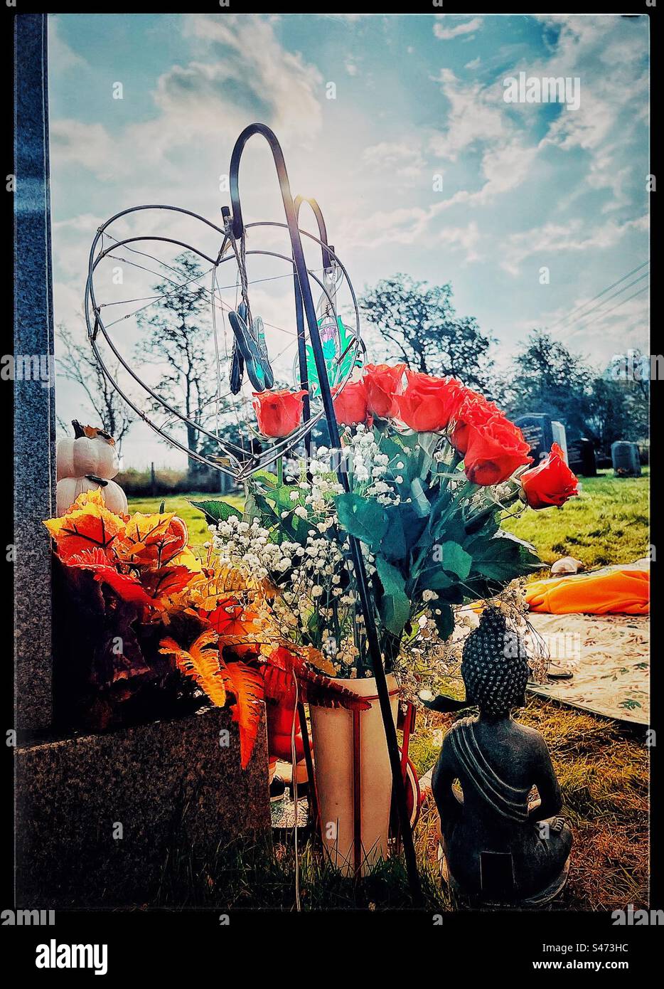 Ornements et fleurs à une rave sur un matin ensoleillé lumineux. Banque D'Images