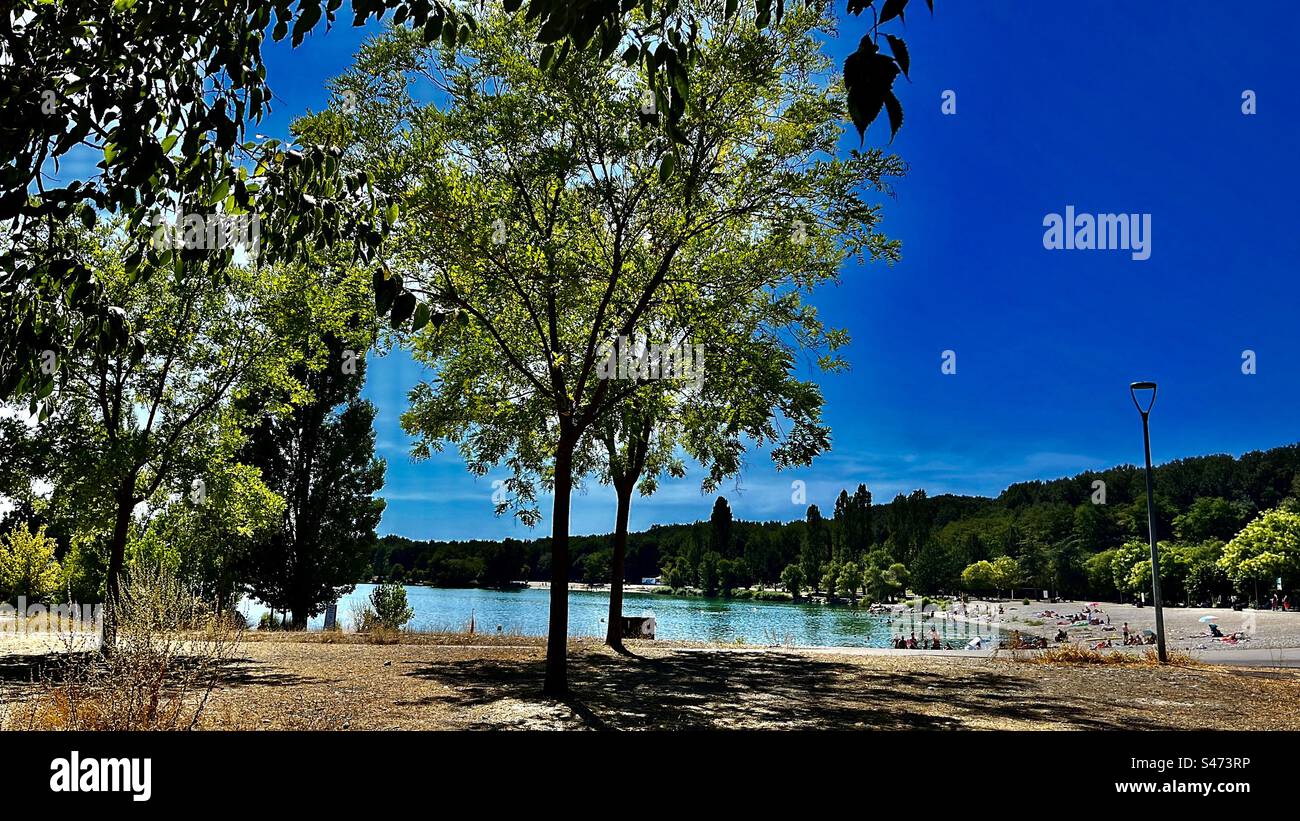 Le lac avec le soleil et les nuages la lac du vannades France Manosque Provence vacances voyage vacances arbres eau pays nuages ciel calme personne arbres Banque D'Images