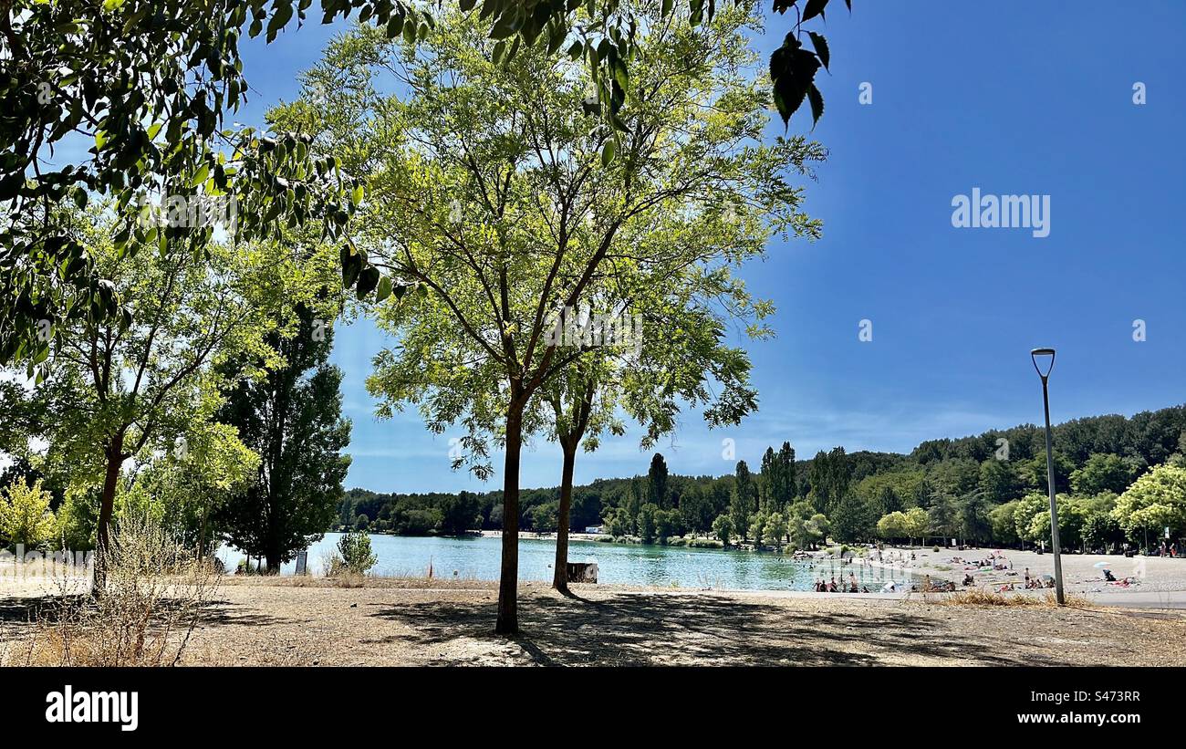 Le lac avec le soleil et les nuages la lac du vannades France Manosque Provence vacances voyage vacances arbres eau pays nuages ciel calme personne arbres Banque D'Images