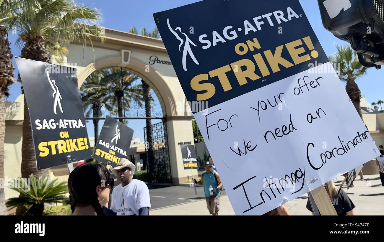 LOS ANGELES, CA, 30 JUIN 2023 : membres en grève de la Screen Actors Guild, SAG-AFTRA, piquetage devant les studios Paramount Pictures à Hollywood Banque D'Images LOS ANGELES, CA, 30 JUIN 2023 : membres en grève de la Screen Actors Guild, SAG-AFTRA, piquetage devant les studios Paramount Pictures à Hollywood Banque D'Images