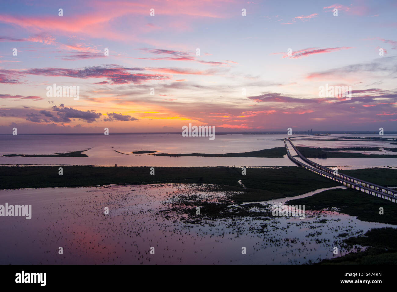 Vue aérienne de la baie de Mobile au coucher du soleil Banque D'Images