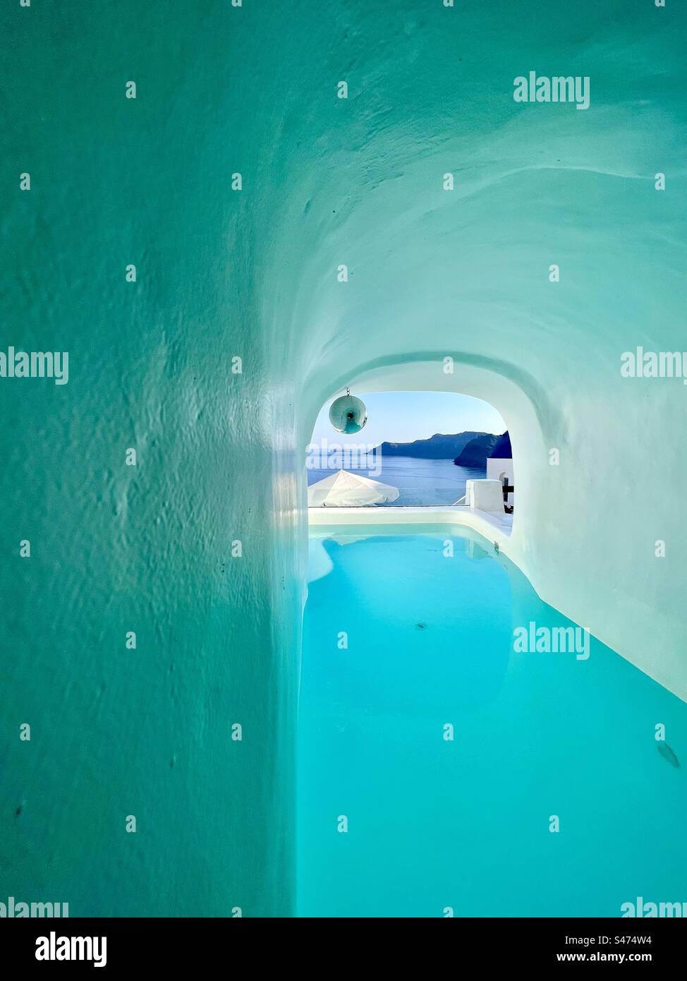 Piscine intérieure/extérieure avec vue sur la caldeira de Santorin, Grèce - Image de stock capturée avec un smartphone