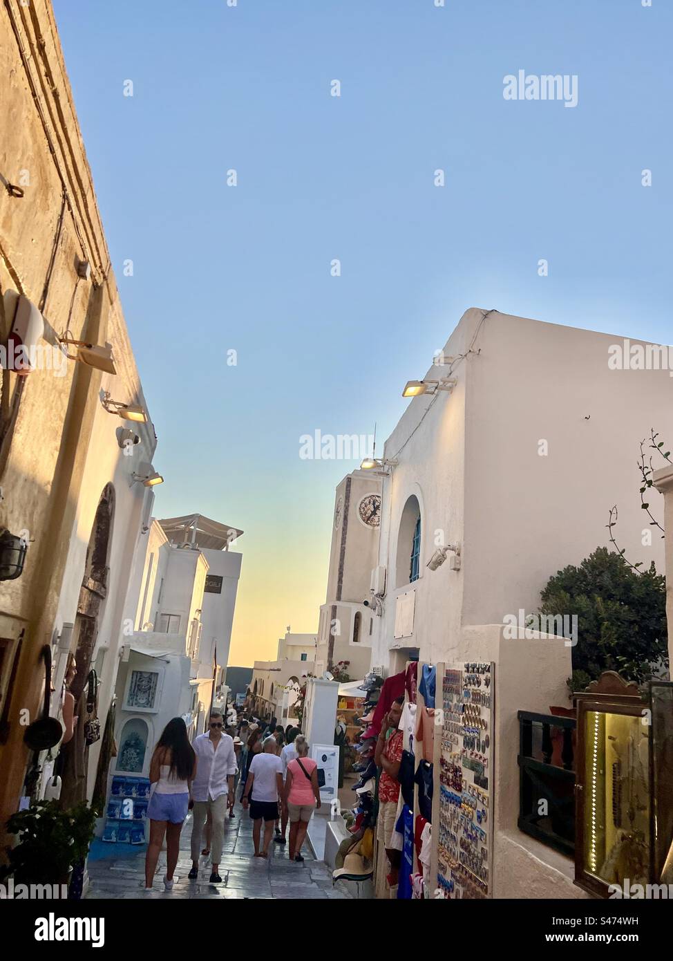 Rue principale d'Oia sur l'île de Santorin alors que le soleil commence à se coucher en été. Banque D'Images