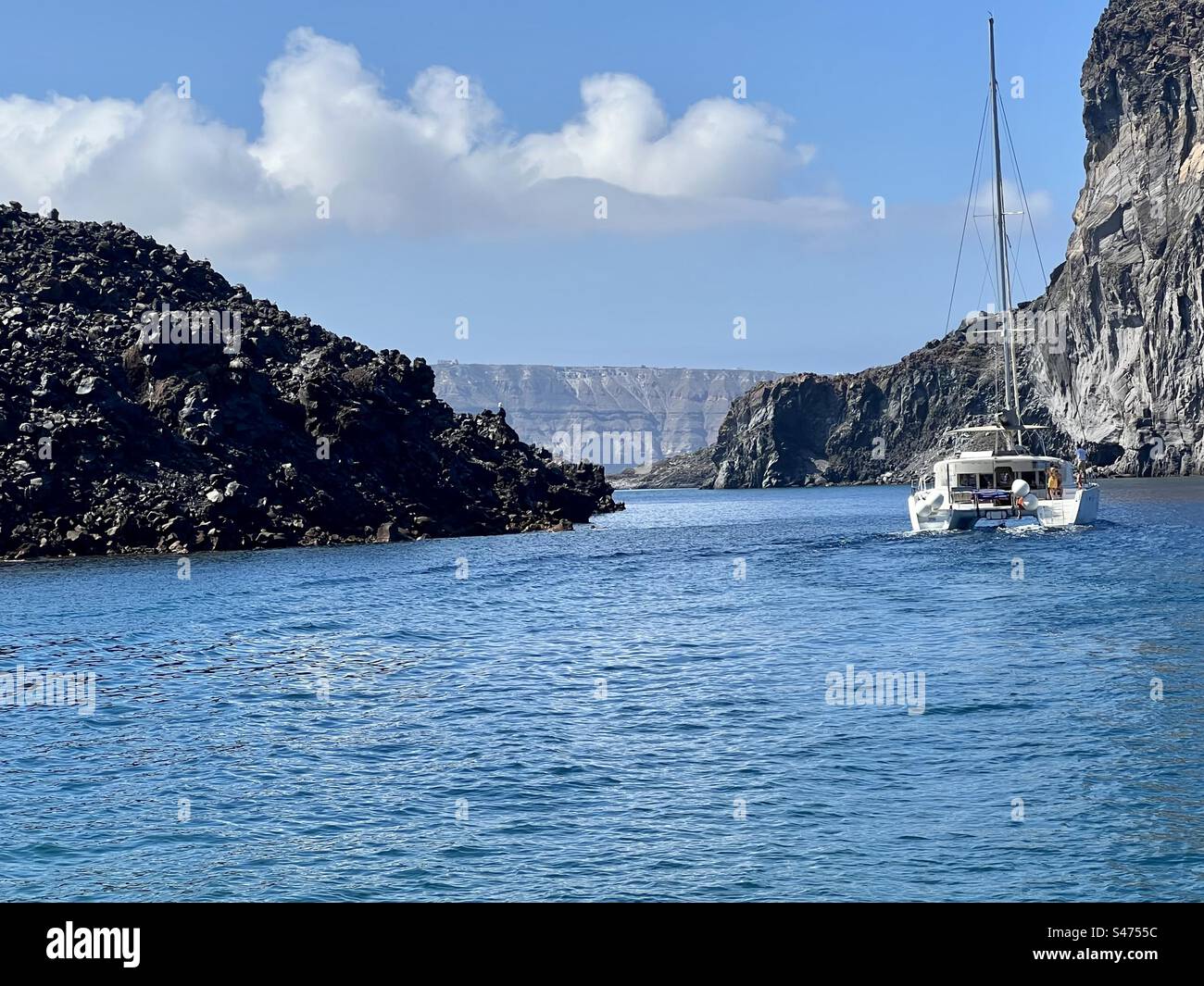 Nea Kameni et Therasia îles dans les Cyclades, Grèce dans la mer Égée - Image de stock capturée avec un smartphone