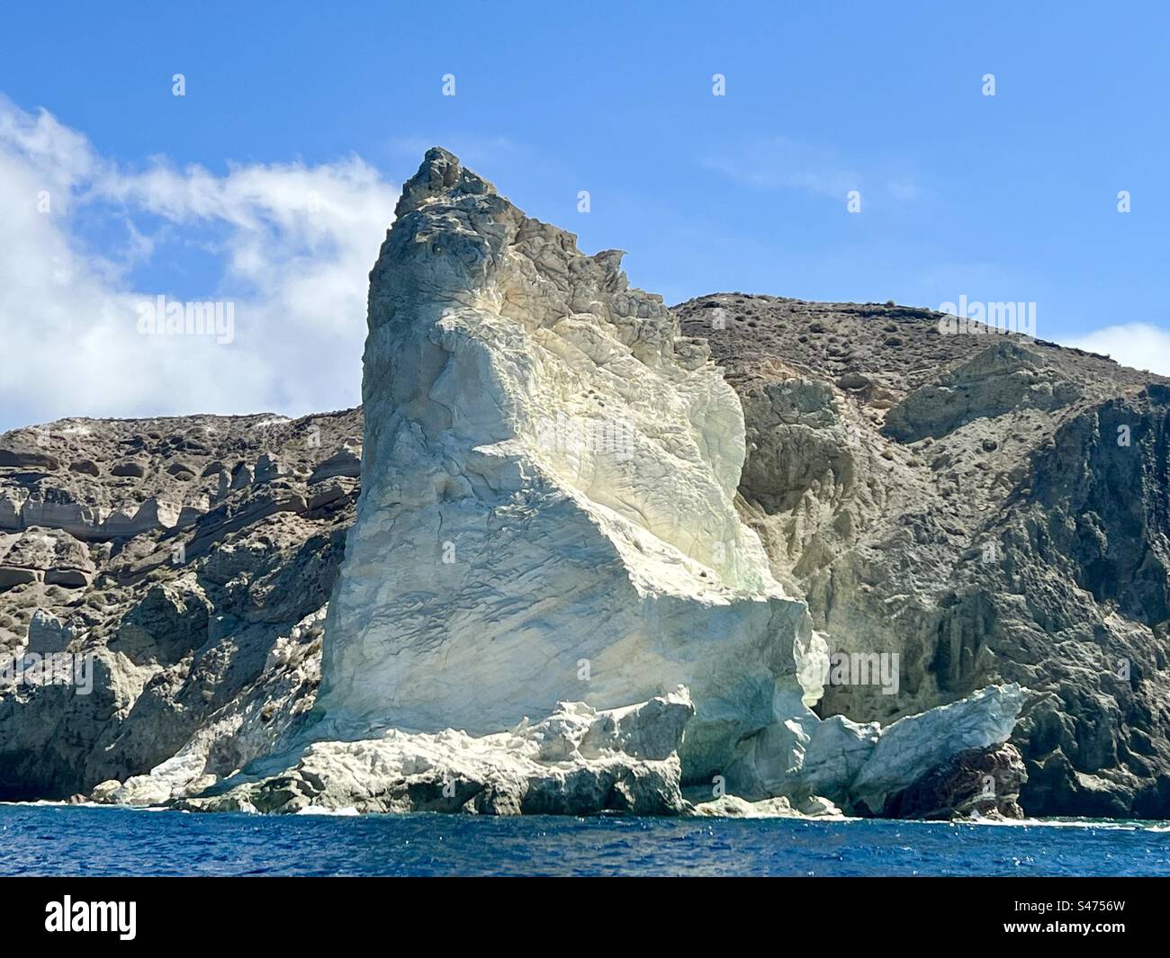 Belle formation rocheuse sur la côte de Santorin, îles Cyclades, Grèce - Image de stock capturée avec un smartphone