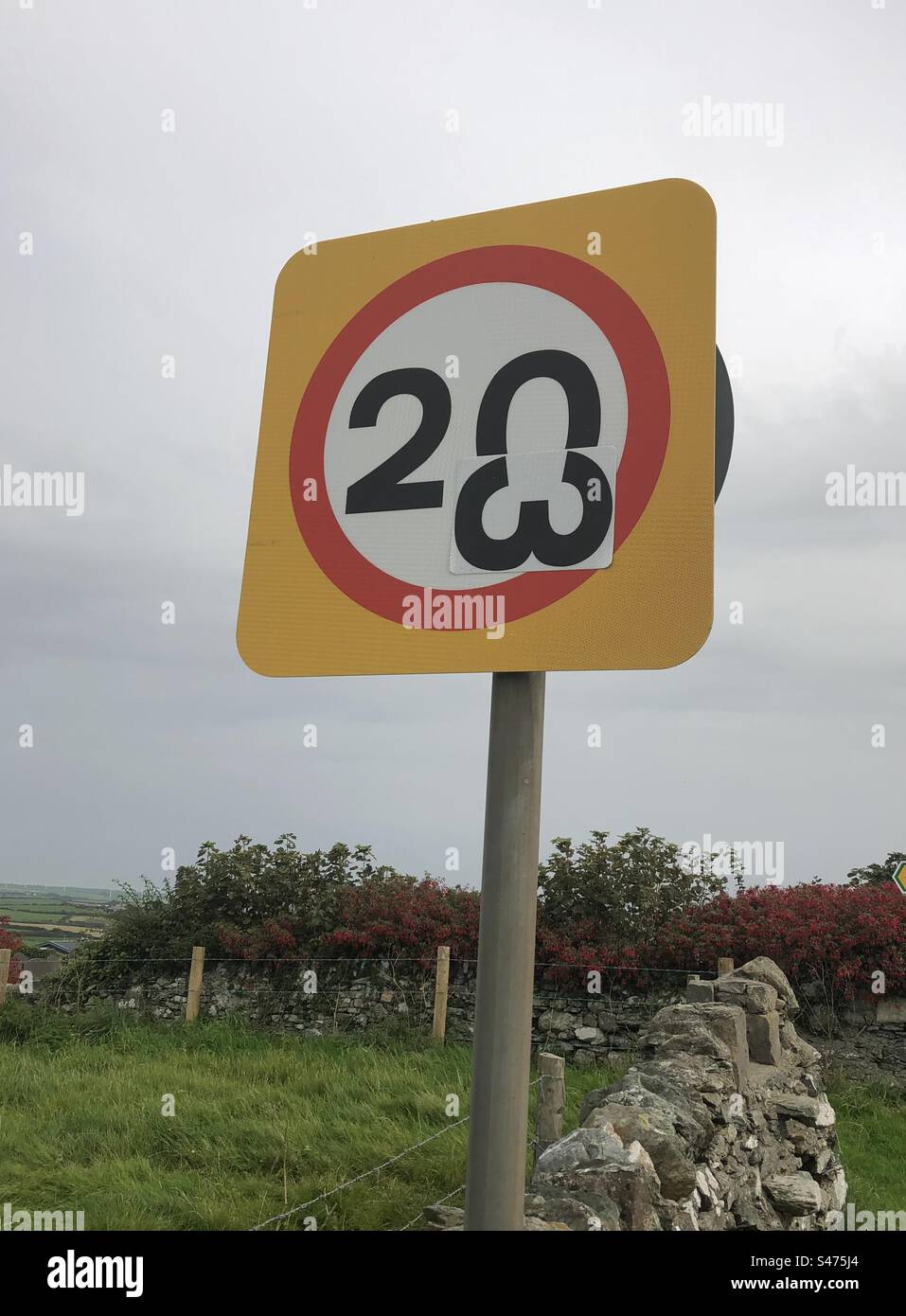 Panneau routier gallois «modifié» / vandalisé en signe de protestation à nouveau la loi (17/09/2023) qui va modifier les routes de 30 mph à 20 mph. Quelque 20 enseignes ont été changées en 23 par l'utilisation d'autocollants magnétiques qui peuvent être facilement modifiés Banque D'Images