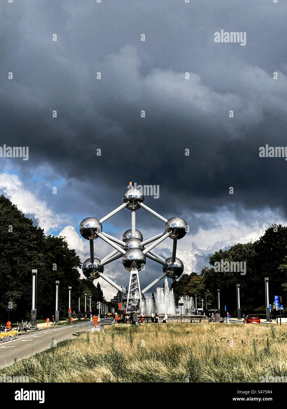 Vue de l'Atomium, monument célèbre et attraction de la ville de Bruxelles, Belgique. Ciel dramatique avec des nuages contrastés Banque D'Images