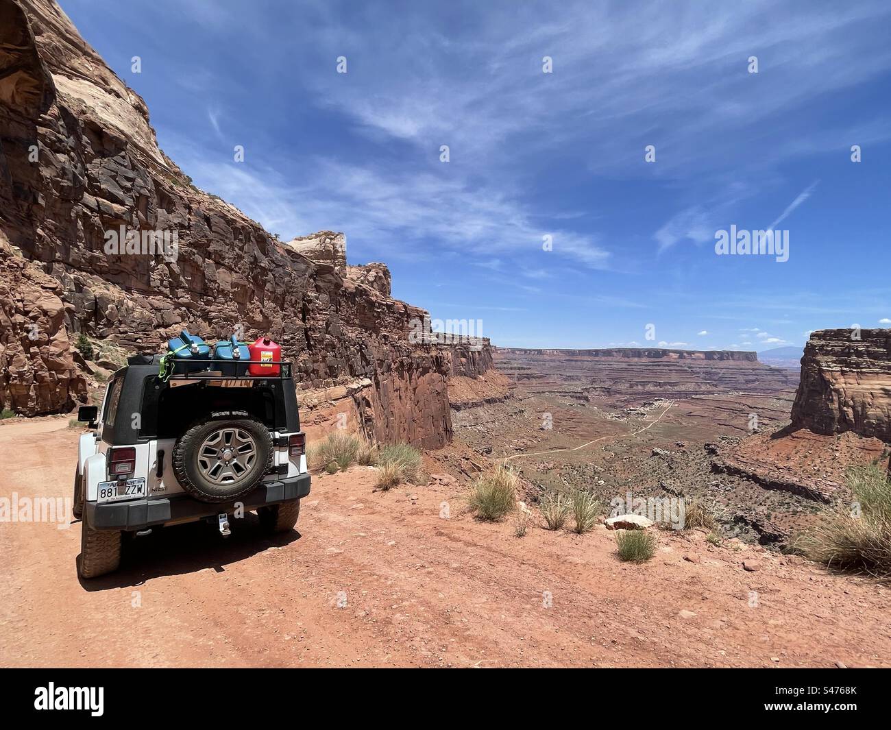 Le White Rim Trail dans le parc national de Canyonlands près de Moab, Utah, est une destination populaire pour les amateurs de jeeping. L'emplacement distant nécessite des laissez-passer de l'arrière-pays et les voyageurs doivent emporter leurs propres fournitures. - Image de stock capturée avec un smartphone