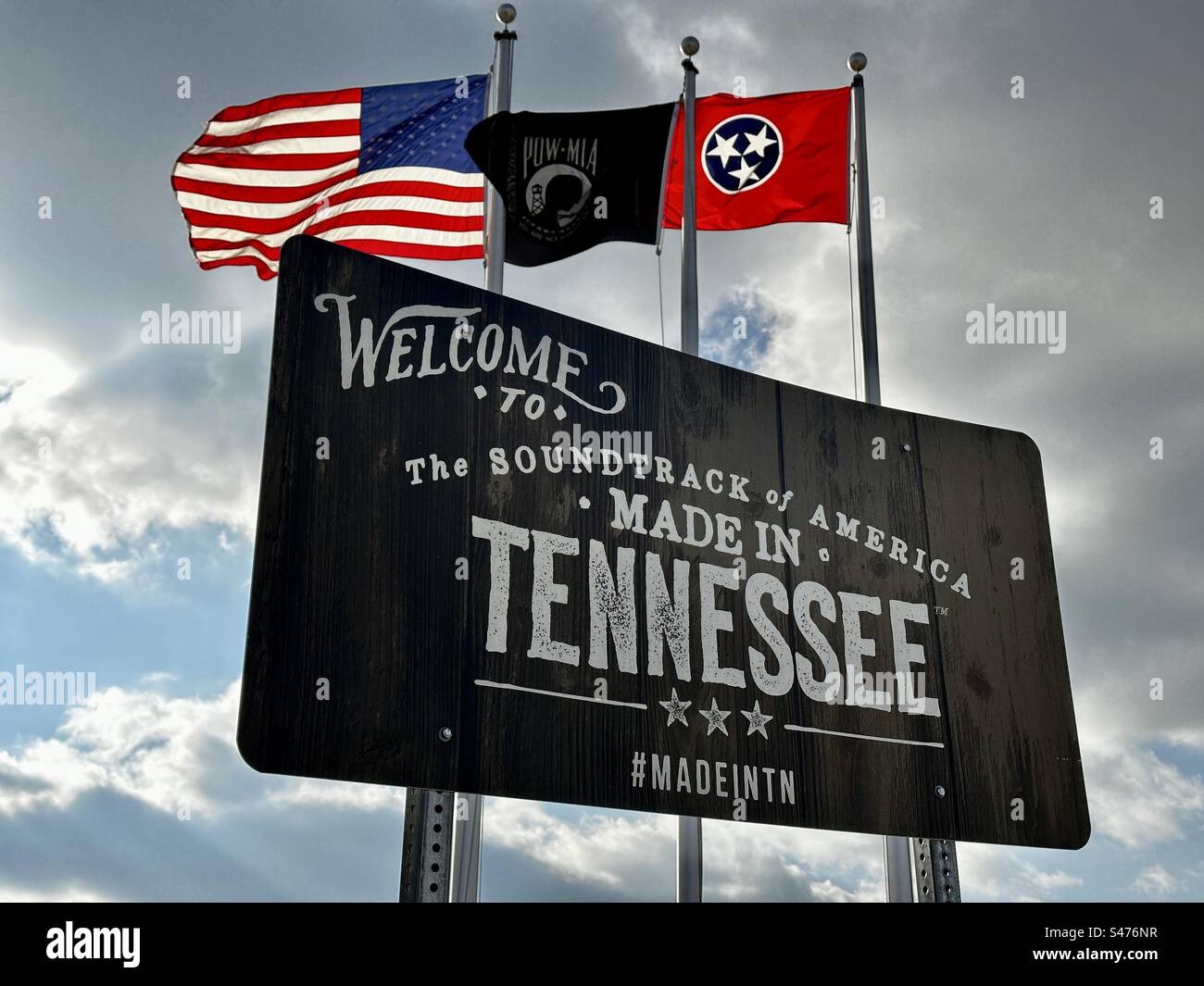 Bienvenue au signe du Tennessee avec les États-Unis et le drapeau de l'État agitant. Fabriqué dans le Tennessee Banque D'Images