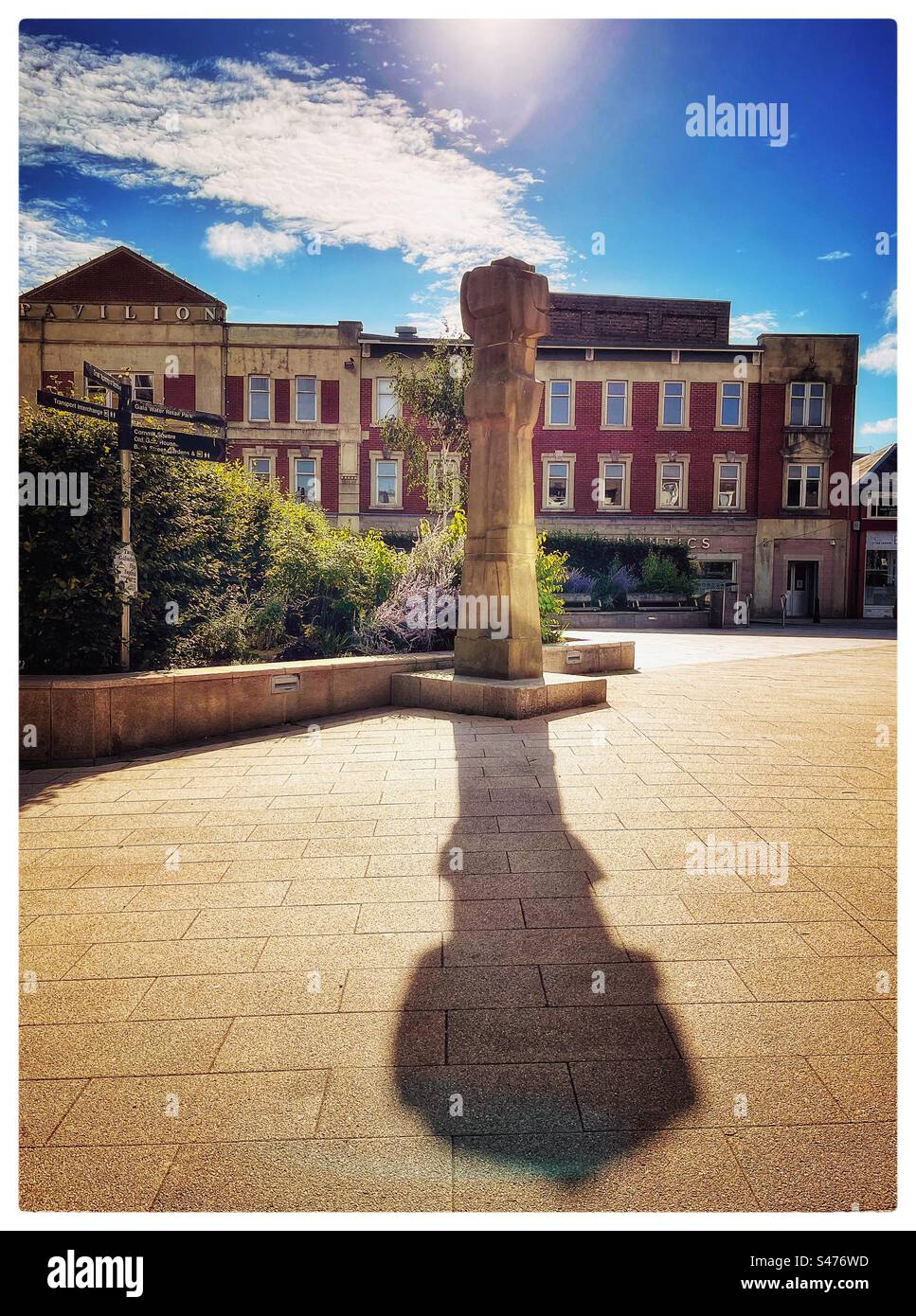 Sculpture moderne dans le centre-ville de Galashiels. Banque D'Images