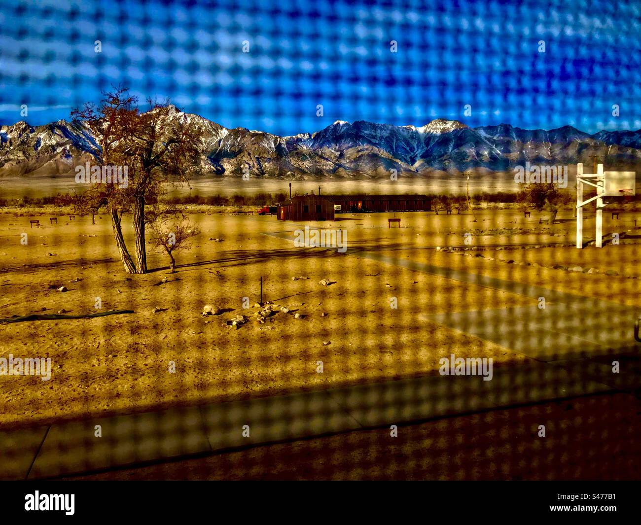 Montagnes de la Sierra Nevada vues à travers une fenêtre du site historique national de Manzanar, où les Japonais-Américains ont été internés pendant la Seconde Guerre mondiale Banque D'Images