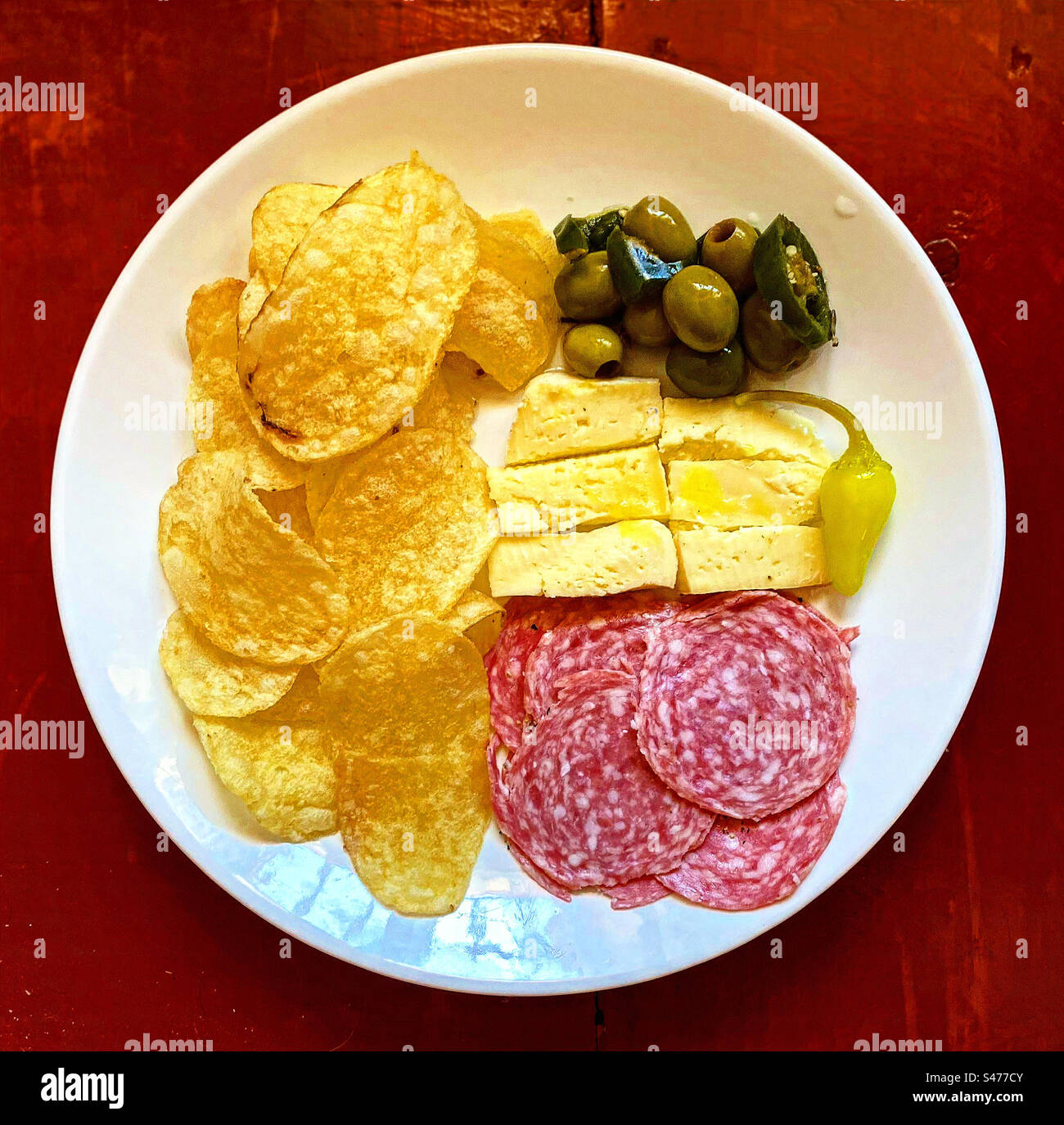 Pommes de terre frites, olives, fromage et salami avec un piment jaune au Mexique Banque D'Images