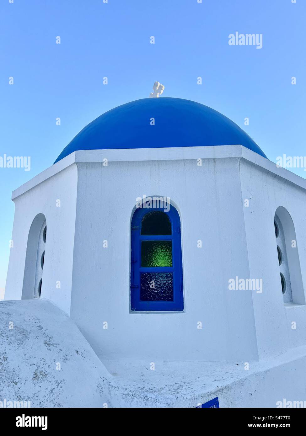 Forme octogonale et dôme bleu église grecque orthodoxe à Oia, Santorin. - Image de stock capturée avec un smartphone