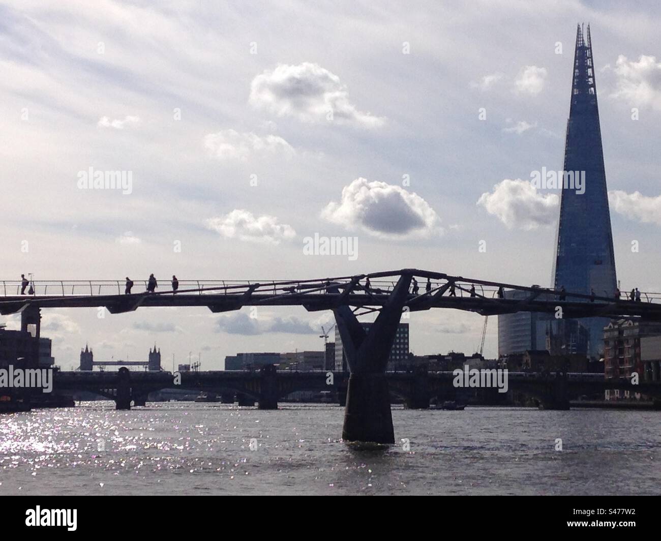 Millennium Bridge et The Shard, Londres - Image de stock capturée avec un smartphone Millennium Bridge et The Shard, Londres - Image de stock capturée avec un smartphone