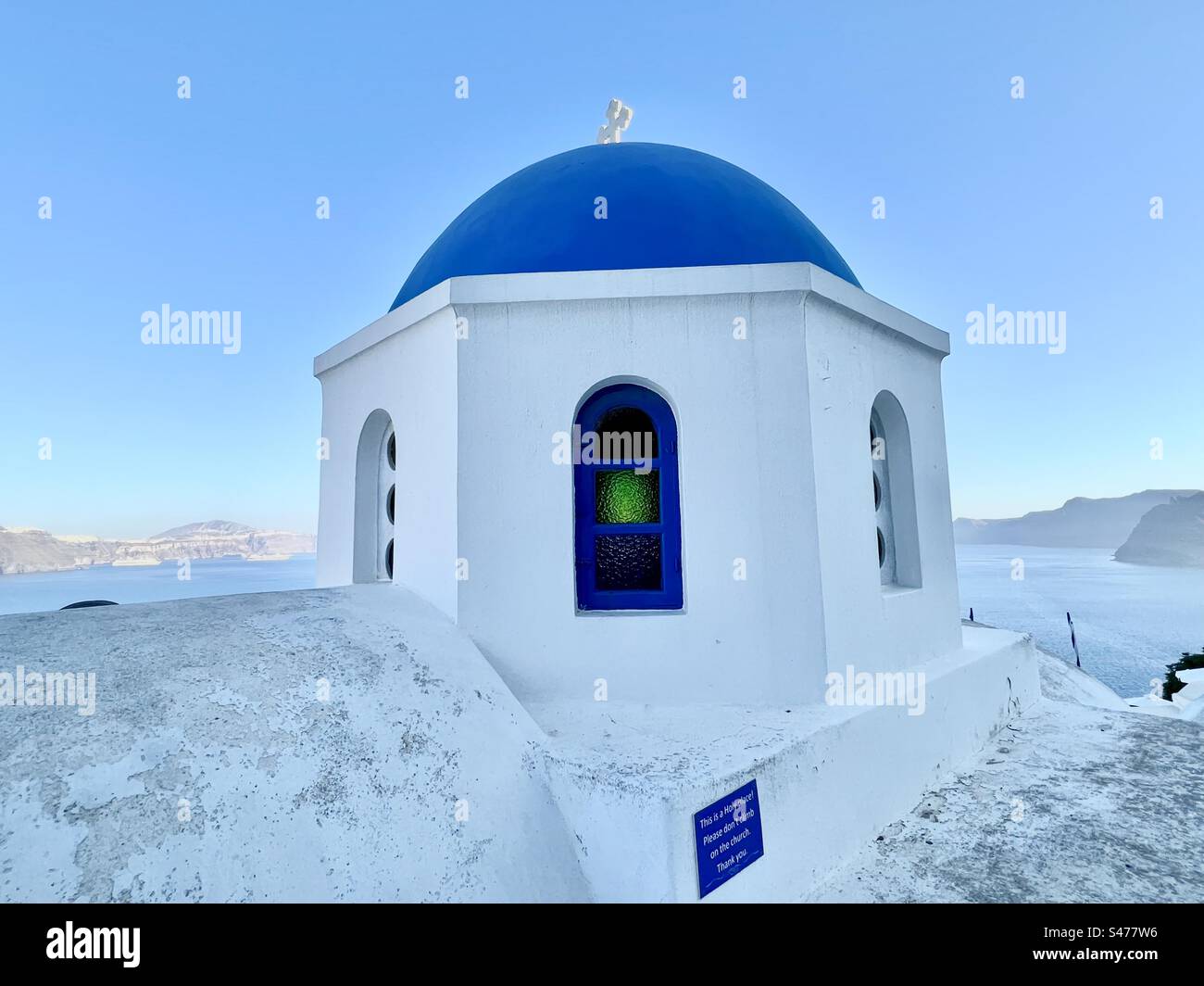 Dôme bleu et ligne de toit de l'église Agios Nikolaos à Oia, Santorin. - Image de stock capturée avec un smartphone