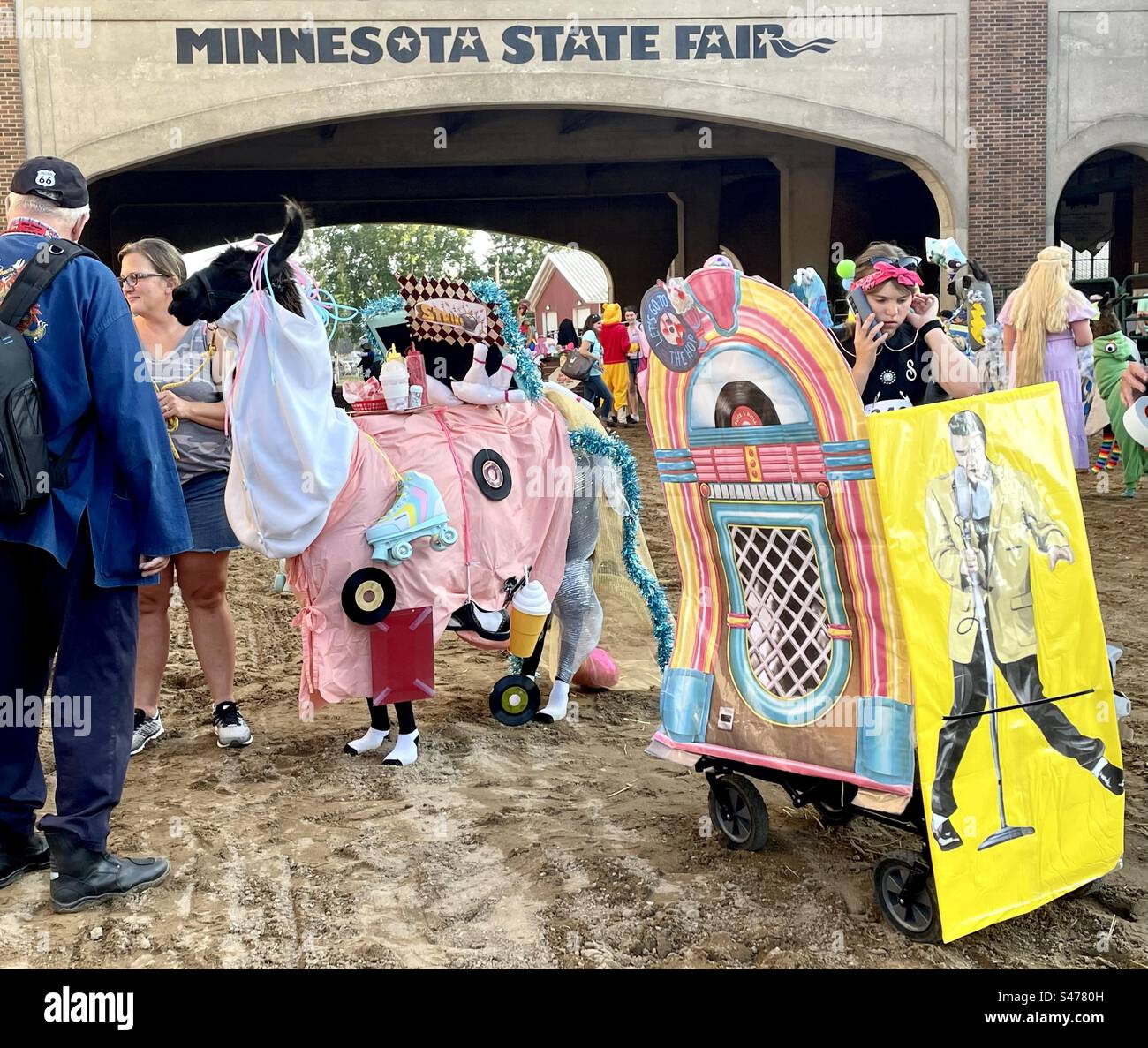 Costume de juke-box des années 1950 au concours de costumes de lama et d'alpaga à la foire de l'État du Minnesota. Banque D'Images