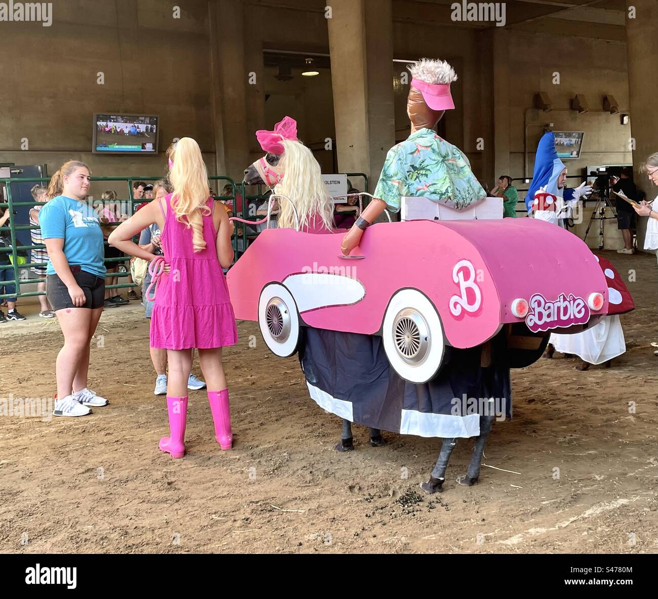 Thème Barbie au concours de costumes de lama et d'alpaga à la Minnesota State car, mettant en vedette la voiture Barbie avec Ken sur le siège arrière. Banque D'Images