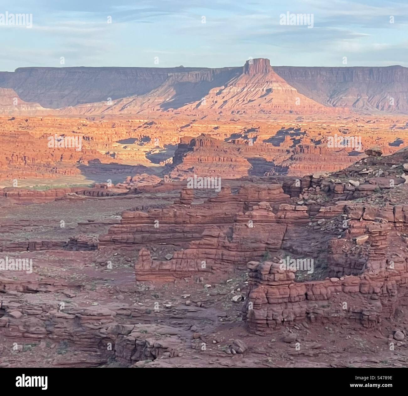 Sunset peint les buttes et les parois du canyon de Canyonlands dans des rouges vibrants oranges et violets. - Image de stock capturée avec un smartphone