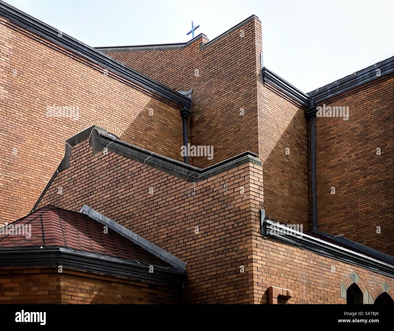 Coin arrière d'un bâtiment d'église en briques - Image de stock capturée avec un smartphone