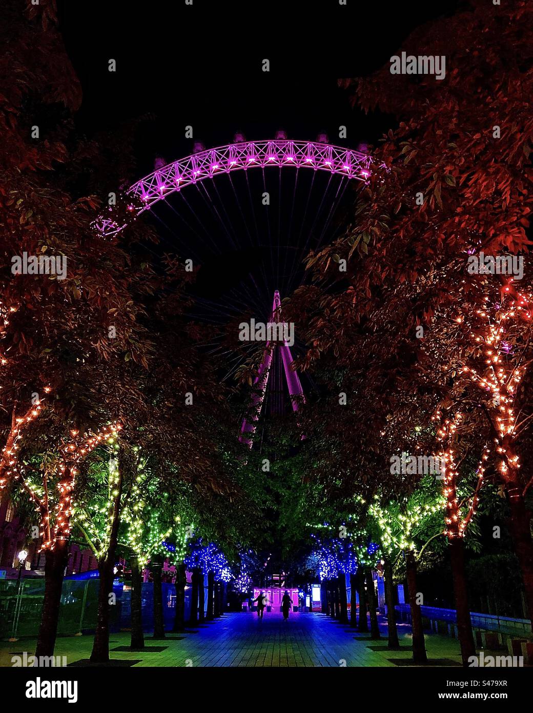 Arbres colorés devant le London Eye for Pride Banque D'Images