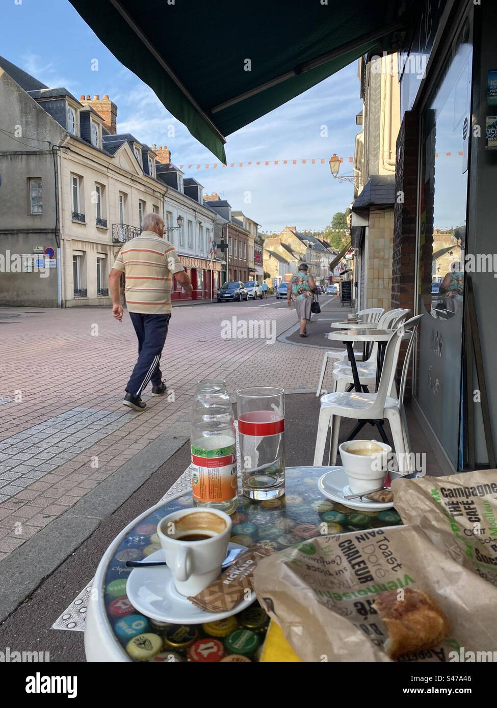Petit déjeuner dans un café français tout en faisant du vélo en Normandie Banque D'Images