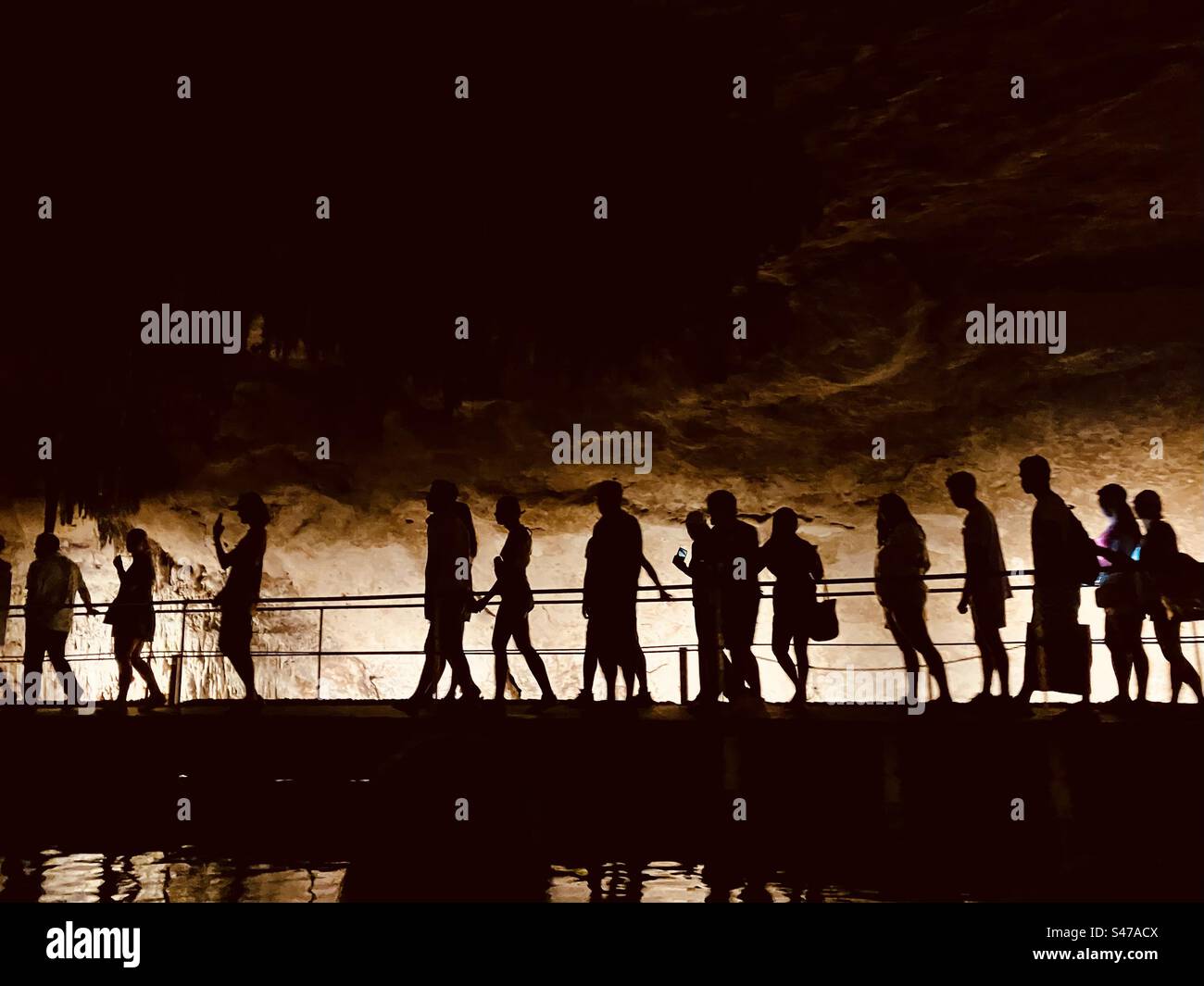 Personnes marchant sur un pont souterrain dans les Grottes du Drach / Cuevas del Drach, Majorque Banque D'Images
