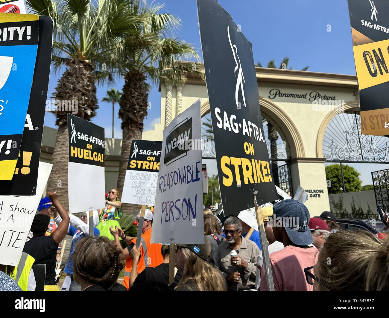 Des membres en grève de SAG-AFTRA et WGA se rassemblent aux studios Paramount à Hollywood (19 septembre 3023). Banque D'Images