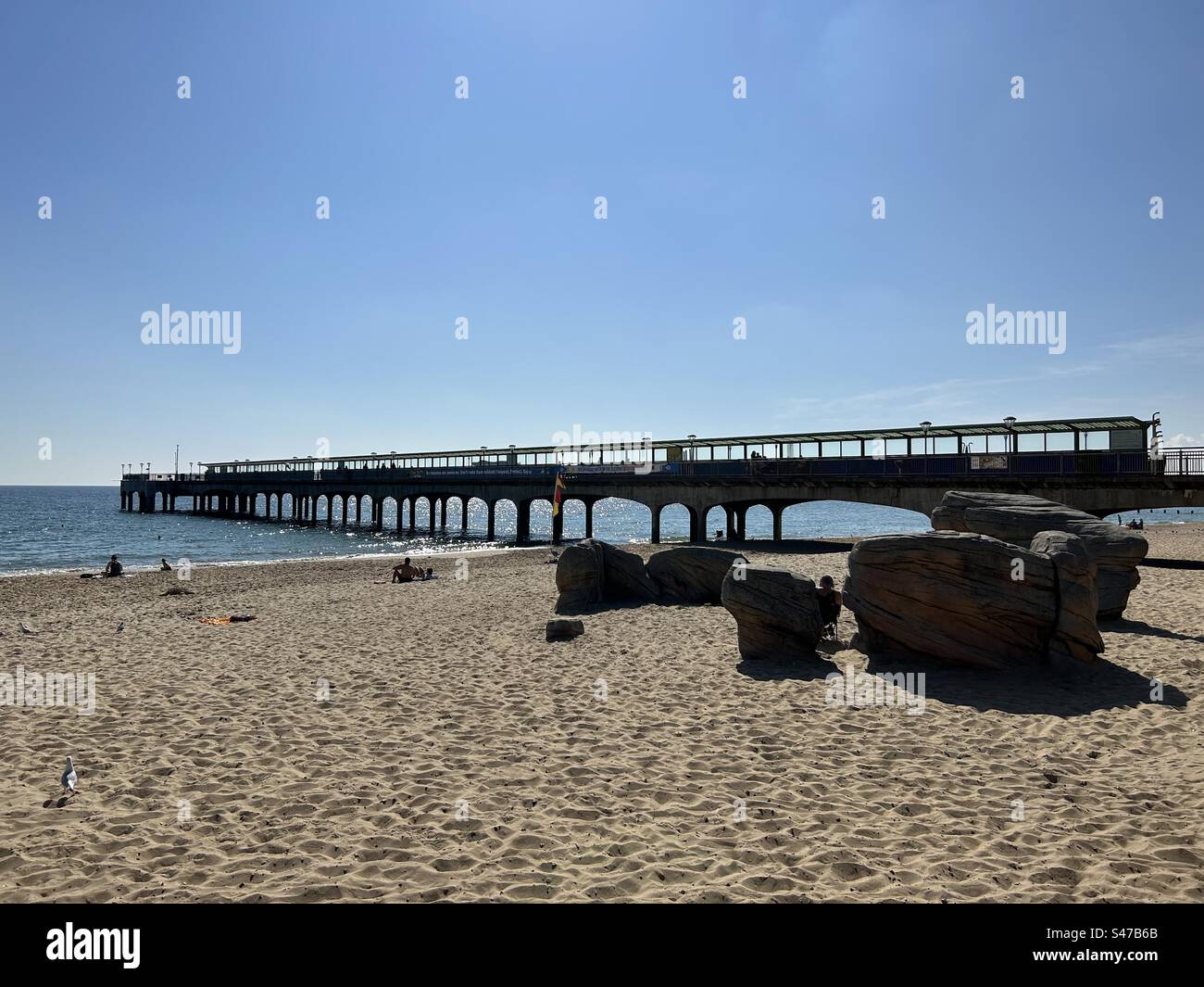 Plage de Bournemouth. Boscombe Pier, Bournemouth, Angleterre, côte sud. - Image de stock capturée avec un smartphone