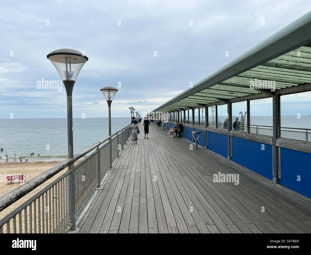 Plage de Bournemouth. Boscombe Pier, Bournemouth, Angleterre, côte sud. - Image de stock capturée avec un smartphone