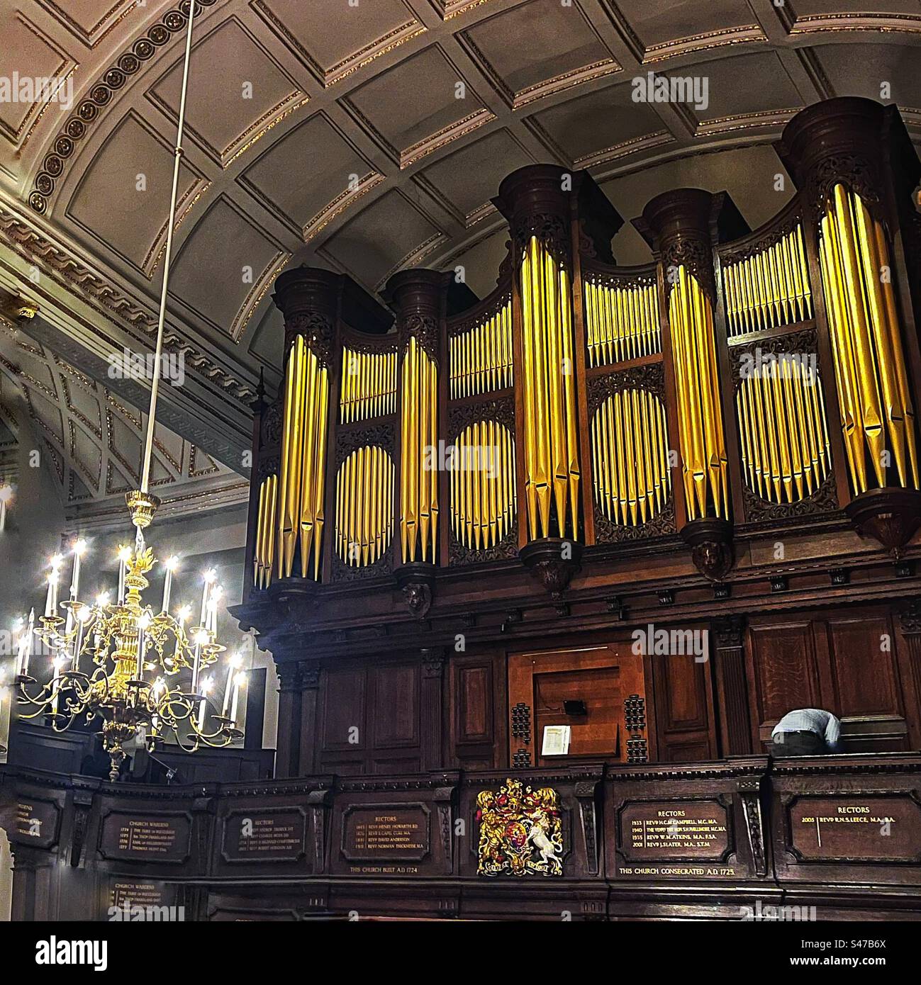 L’orgue de l’église « Haendel », St George’s à Hanover Square, Mayfair, Londres date de 1725. Il possède 1 514 tuyaux qui ont été rénovés en utilisant de nombreuses pièces d’origine - Image de stock capturée avec un smartphone