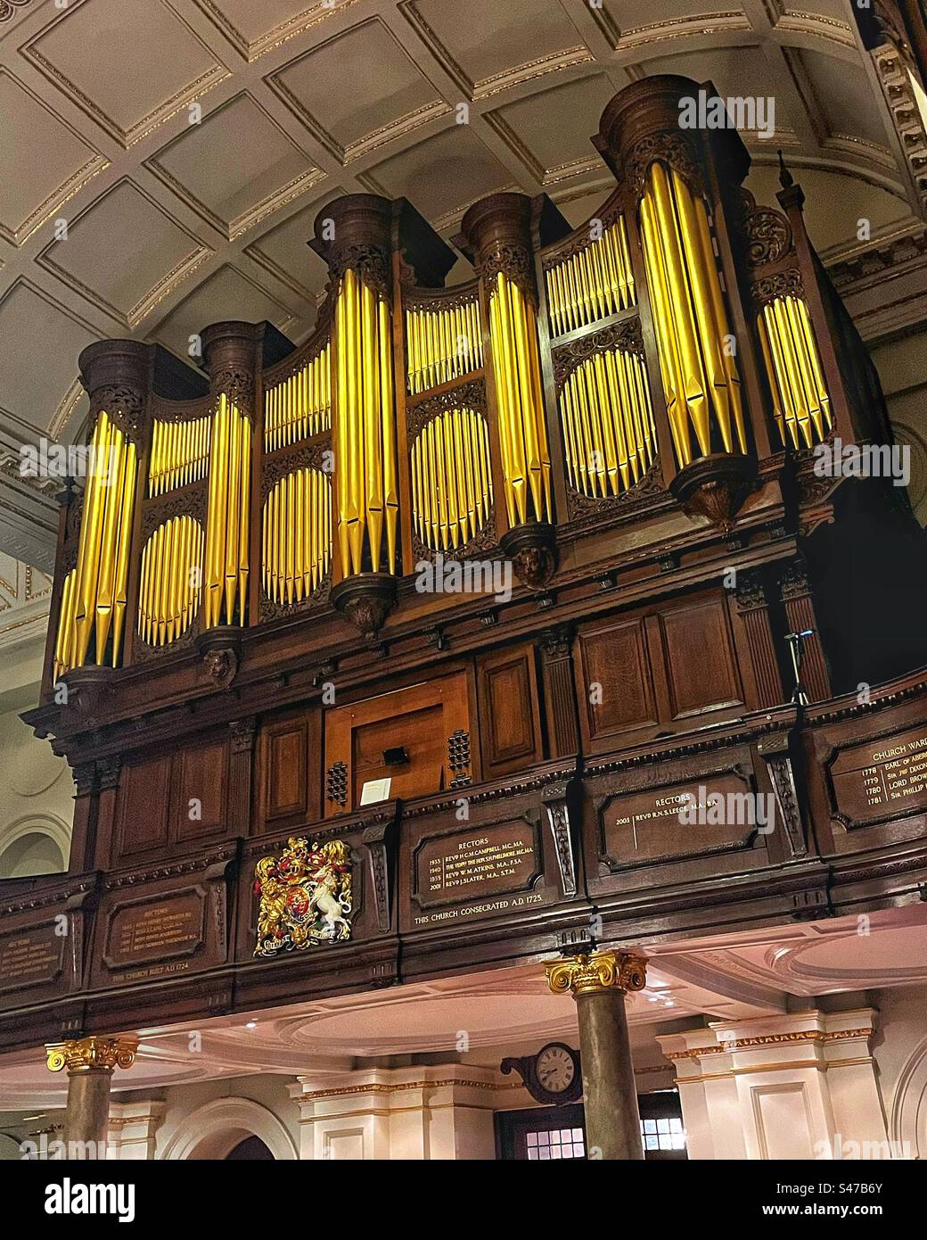 L’orgue de l’église « Haendel », St George’s à Hanover Square, Mayfair, Londres date de 1725. Il possède 1 514 tuyaux qui ont été rénovés en utilisant de nombreuses pièces d’origine - Image de stock capturée avec un smartphone