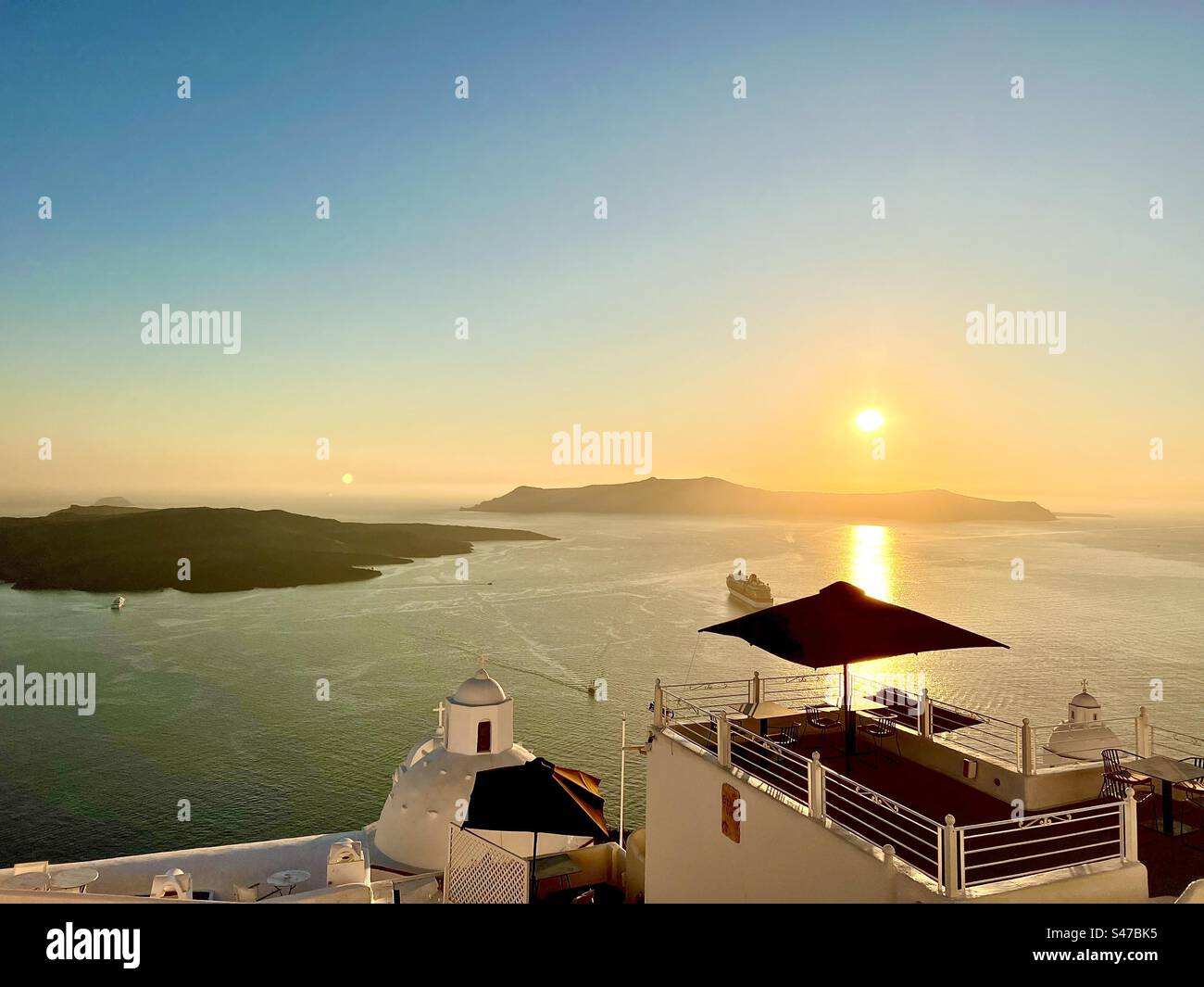 Coucher de soleil doré de Santorin - Image de stock capturée avec un smartphone