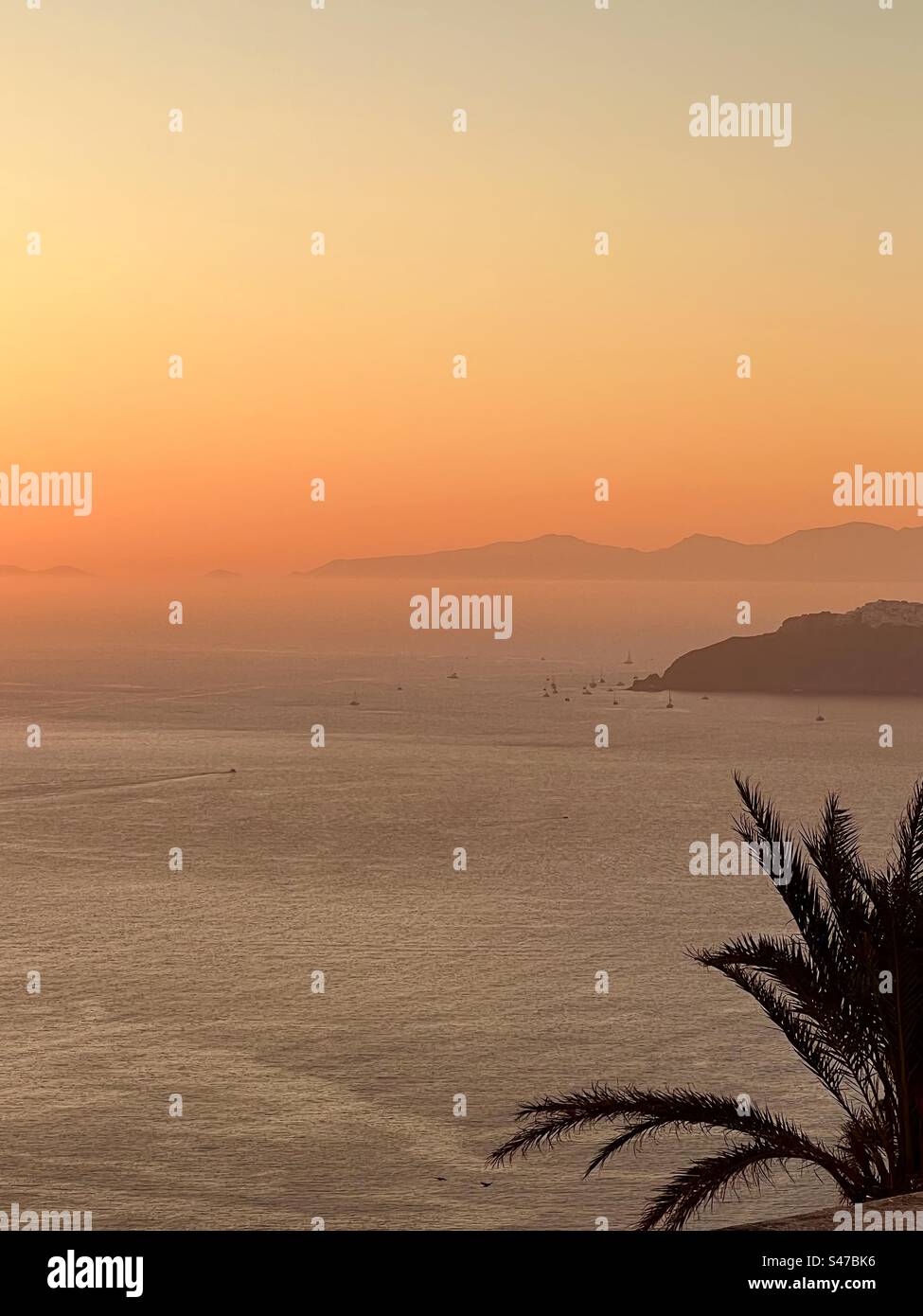 Beau coucher de soleil orange vu de Fira sur l'île de Santorin. - Image de stock capturée avec un smartphone