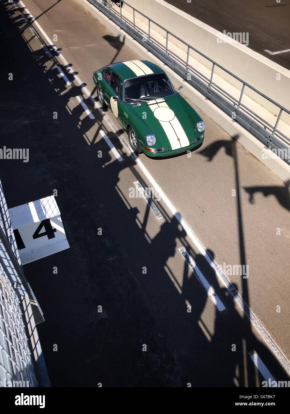 Porsche 911 des années 1960 dans la voie des stands sur le circuit de course automobile Goodwood Banque D'Images