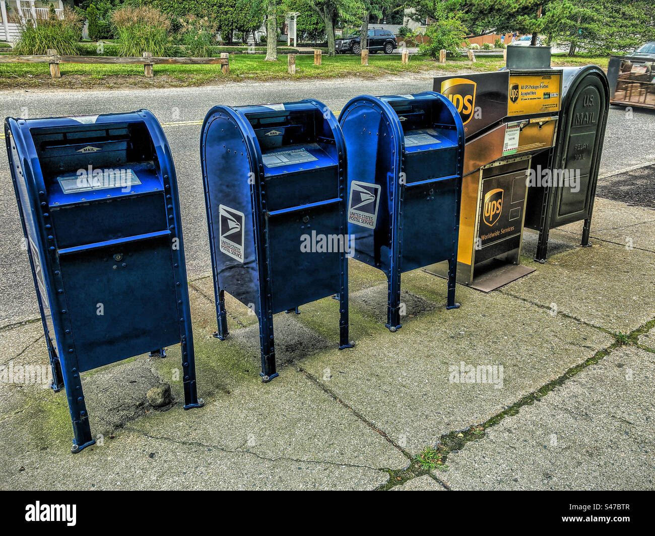 American Post-Boxes aligné devant un bureau de poste américain à Newton, Massachusetts - Image de stock capturée avec un smartphone
