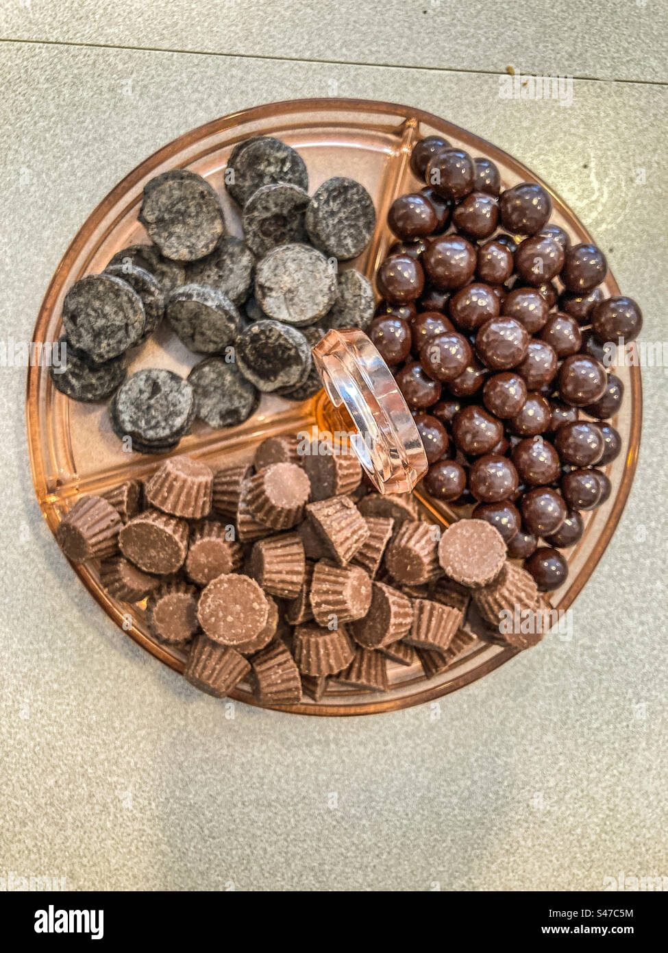 Gros plan de bonbons et chocolats sur un plat de service Banque D'Images