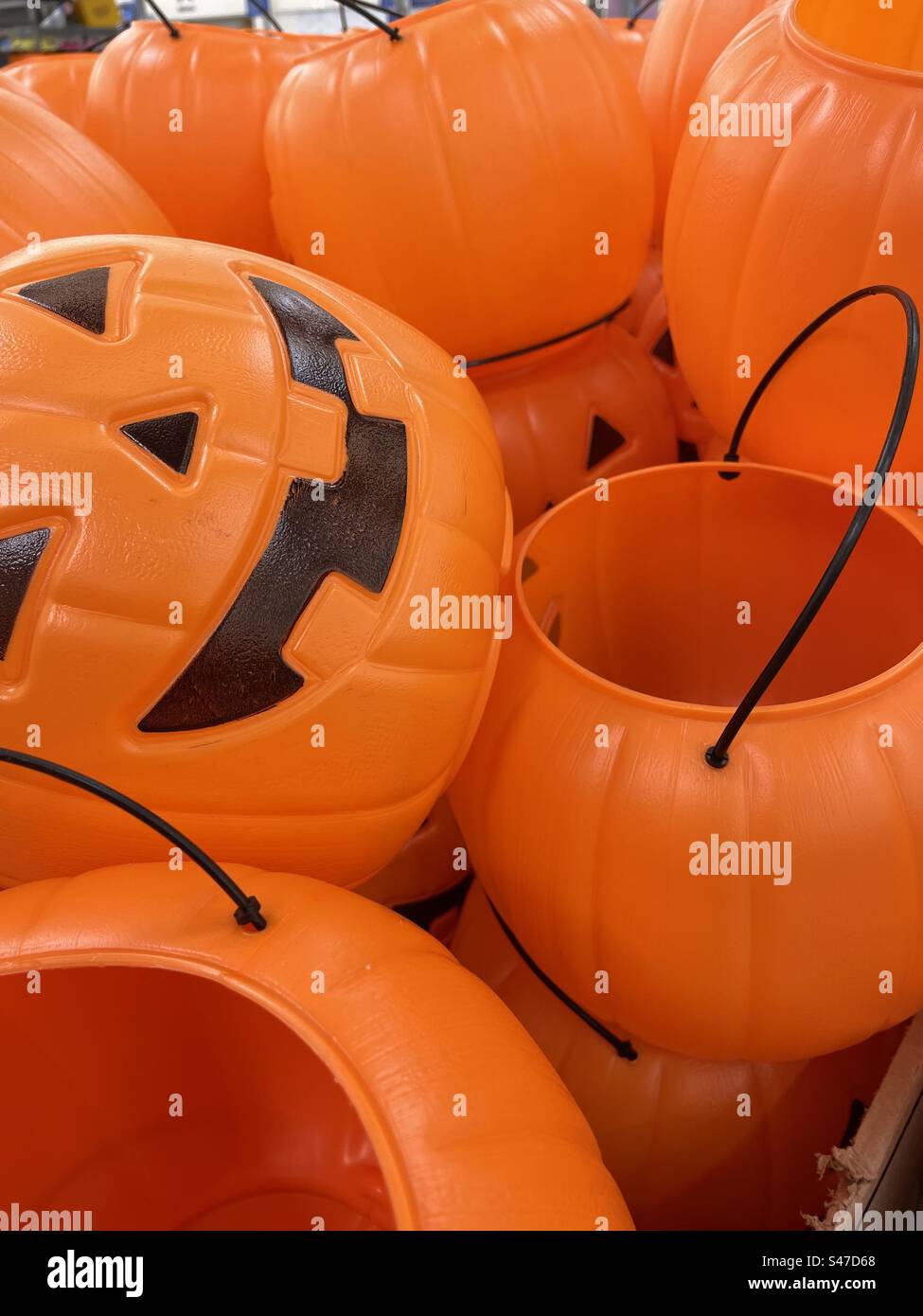 Seaux à citrouille, ou seaux, stockés pour la vente dans un Walmart local dans l'Utah, États-Unis. Fait un beau fond saisonnier et une image abstraite. Banque D'Images
