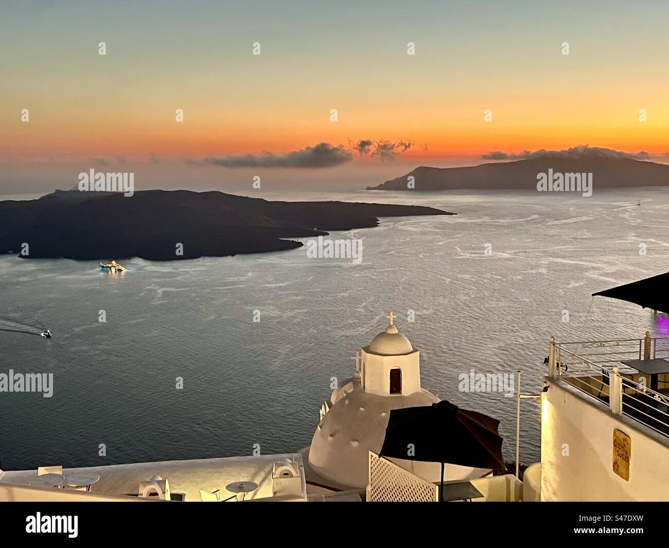 Lueur orange du coucher de soleil sur l'horizon de la mer Égée - Image de stock capturée avec un smartphone
