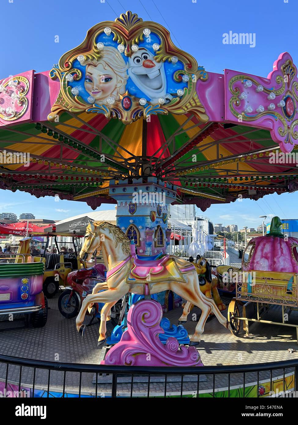 Carrousel de la jetée de Bournemouth. Joyeux et coloré se balader sur la jetée de Bournemouth, Angleterre, Royaume-Uni. - Image de stock capturée avec un smartphone