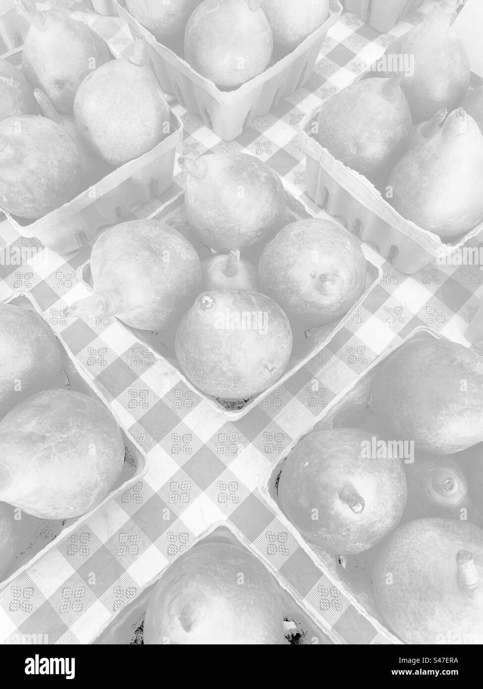 Fond de poires fraîches à vendre au marché des agriculteurs locaux dans un monochrome noir et blanc délavé. Banque D'Images