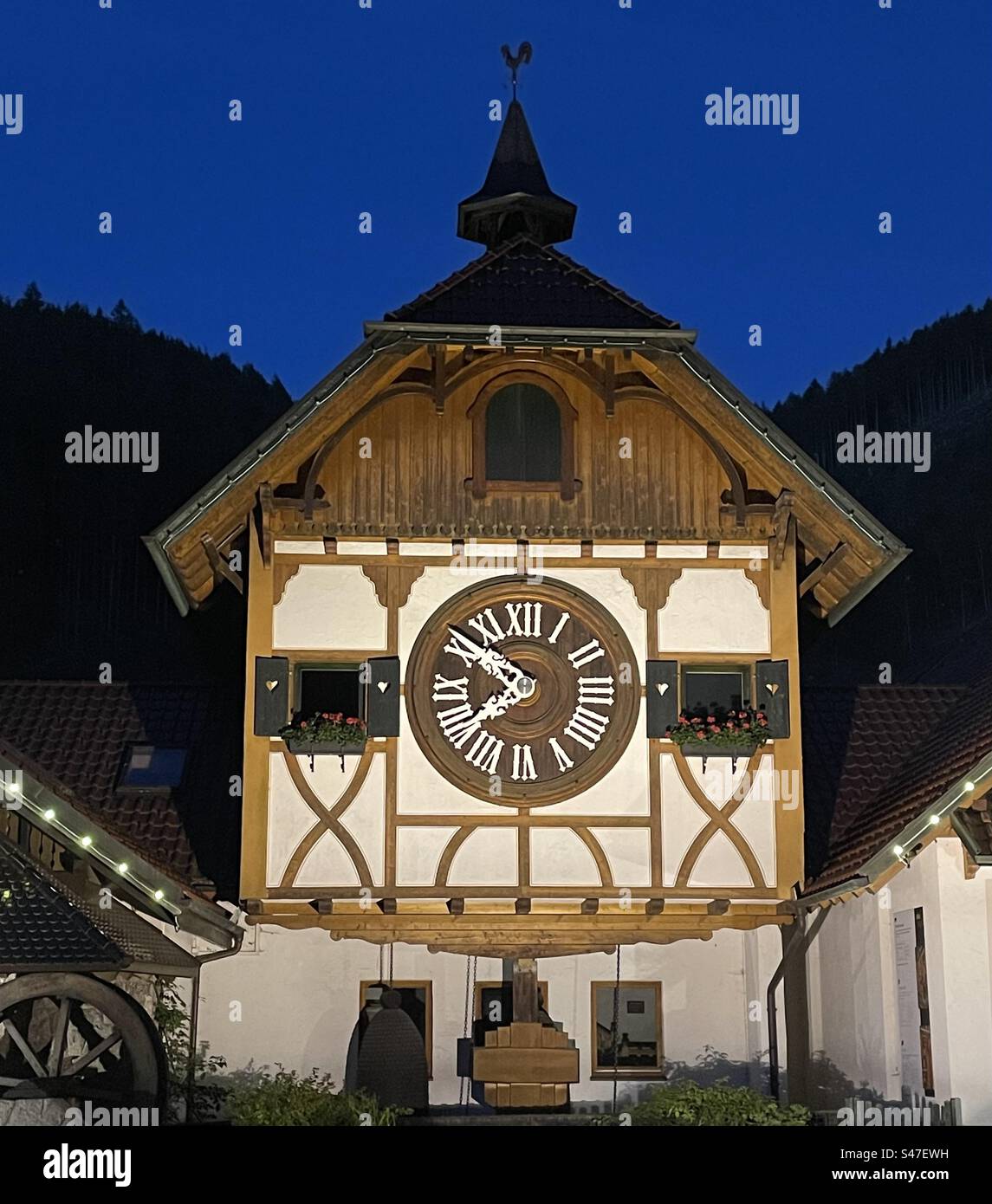 Biggest cuckoo clock Banque de photographies et d'images à haute résolution  - Alamy