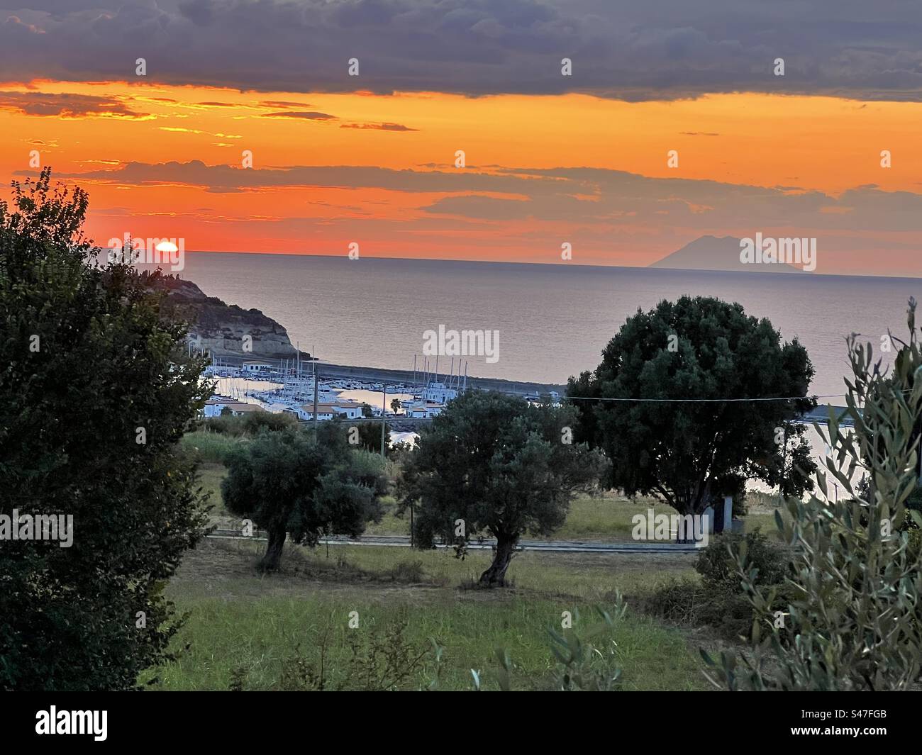 Coucher de soleil sur le mont Stromboli vu de Tropea, Calabre - Image de stock capturée avec un smartphone