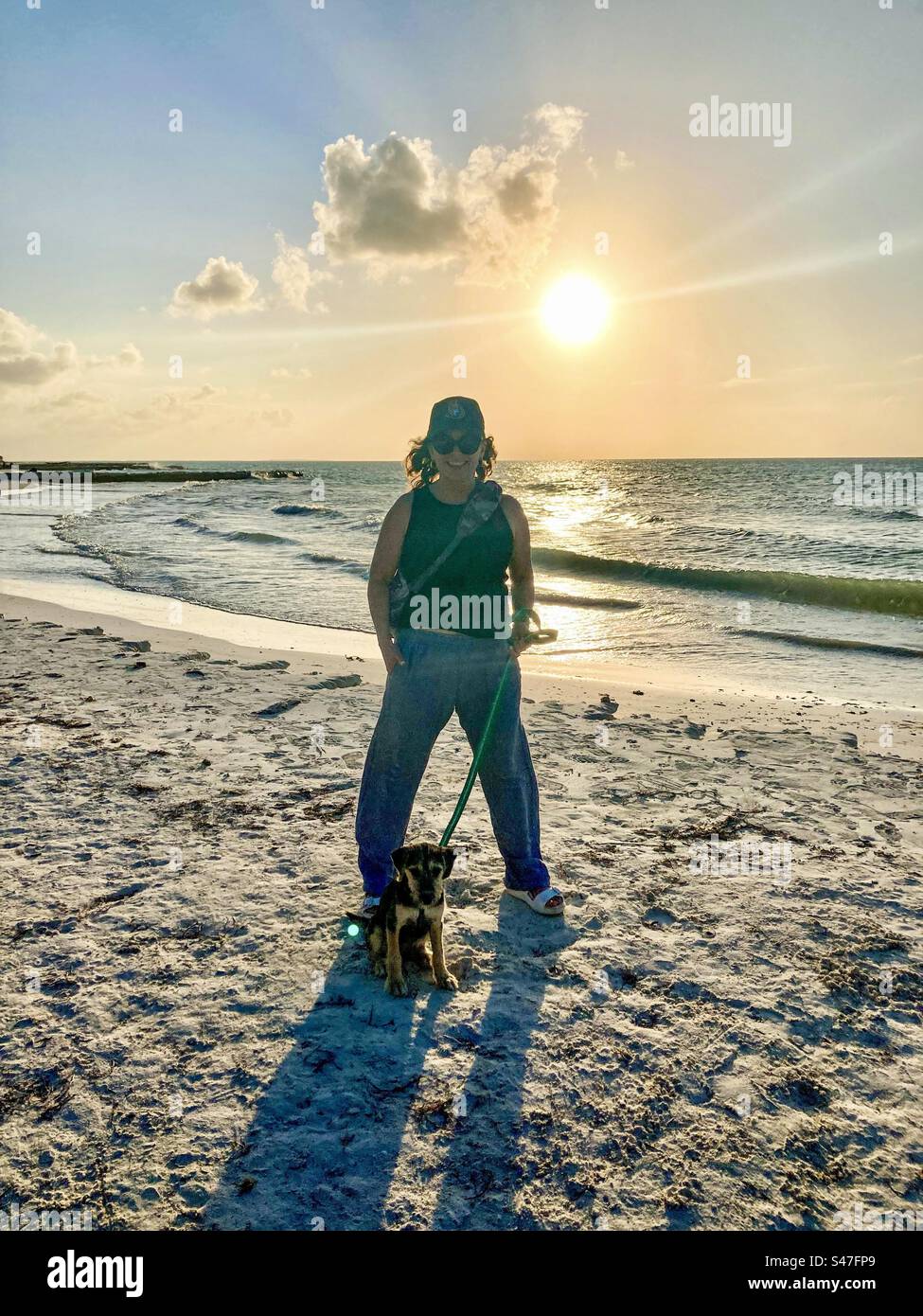 Se porter volontaire pour promener les chiots du refuge animalier Holbox. - Image de stock capturée avec un smartphone