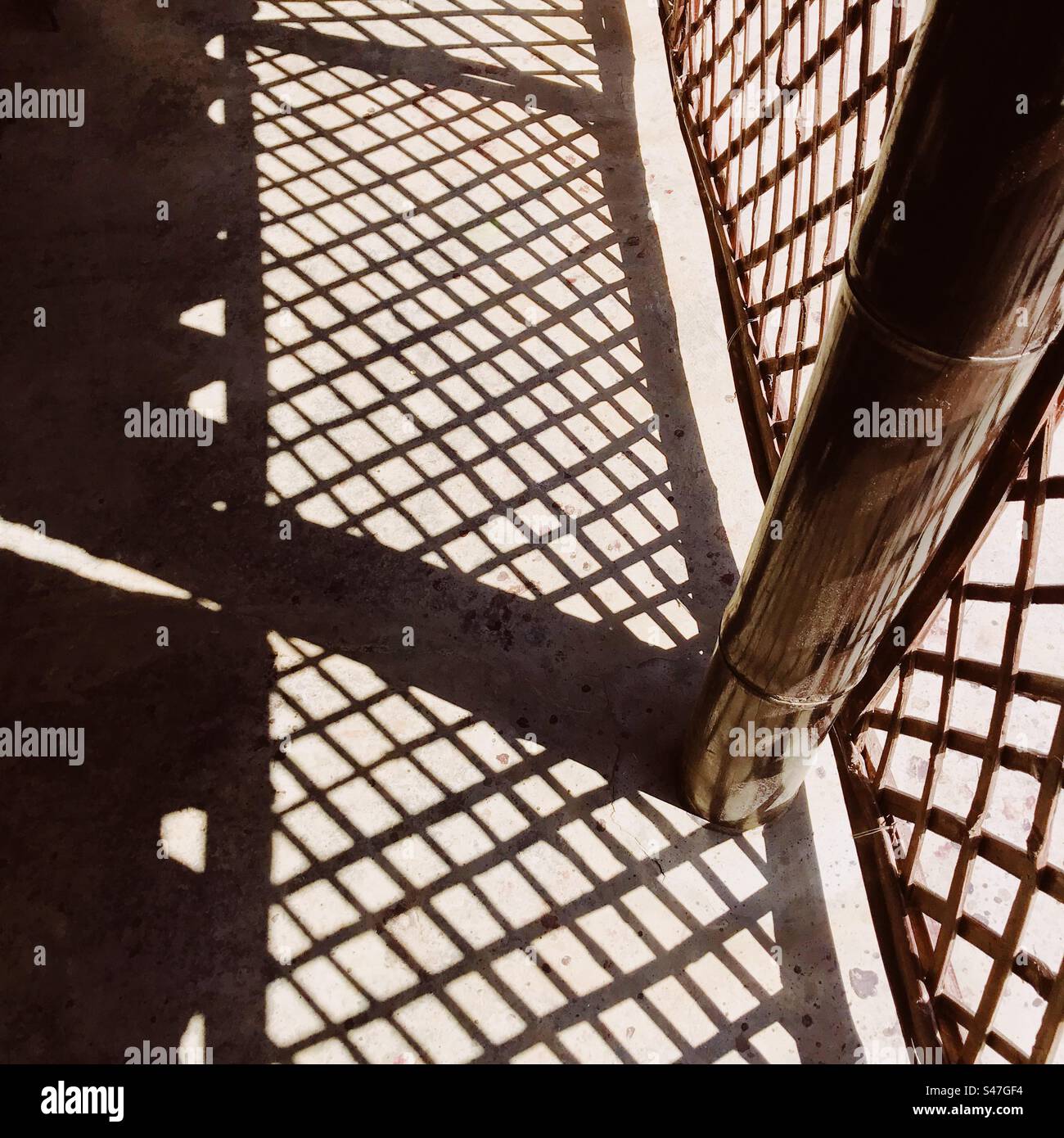 Ombres abstraites en diamant sur le sol - Image de stock capturée avec un smartphone