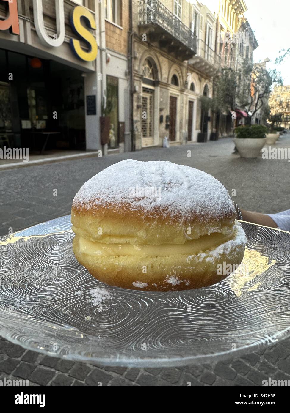 Délicieux krapfen frais avec de la crème - Image de stock capturée avec un smartphone