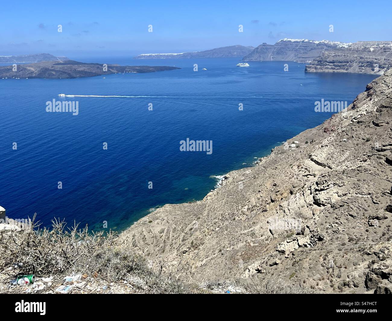 Belles eaux bleues de la mer Égée, Santorin - Image de stock capturée avec un smartphone