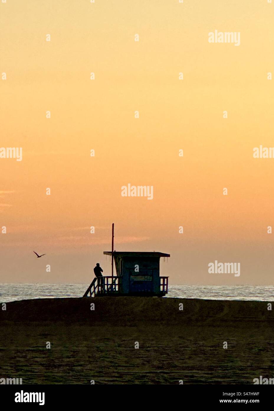 Life Guard sur la tour sur la plage de Los Angeles au coucher du soleil. Banque D'Images